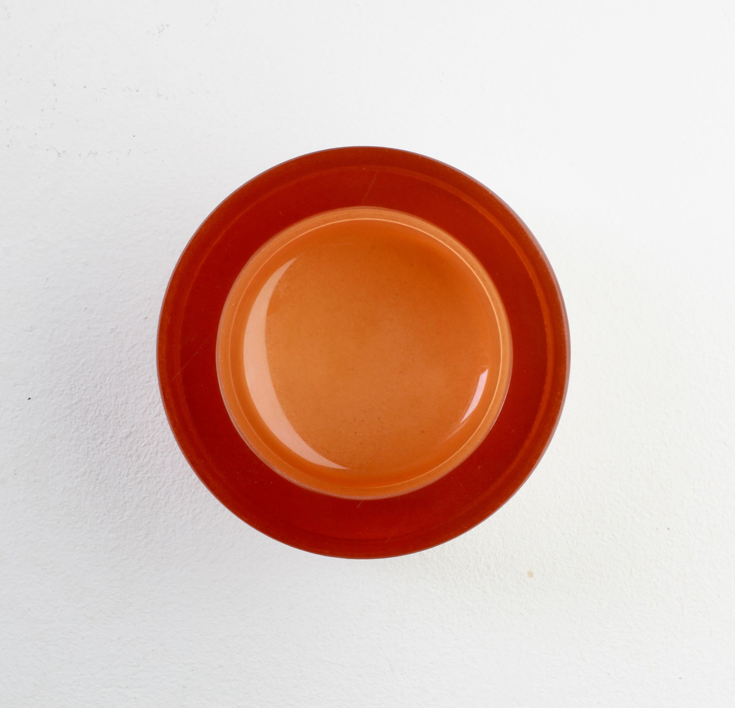 Stunning Karl Springer style brown amber 'a Scavo' white colored / coloured round circular glass bowl, dish or ashtray by Seguso Vetri d'Arte Murano, Italy, circa 1980s. Elegant in form - rather minimalist but with the obvious sign of quality with