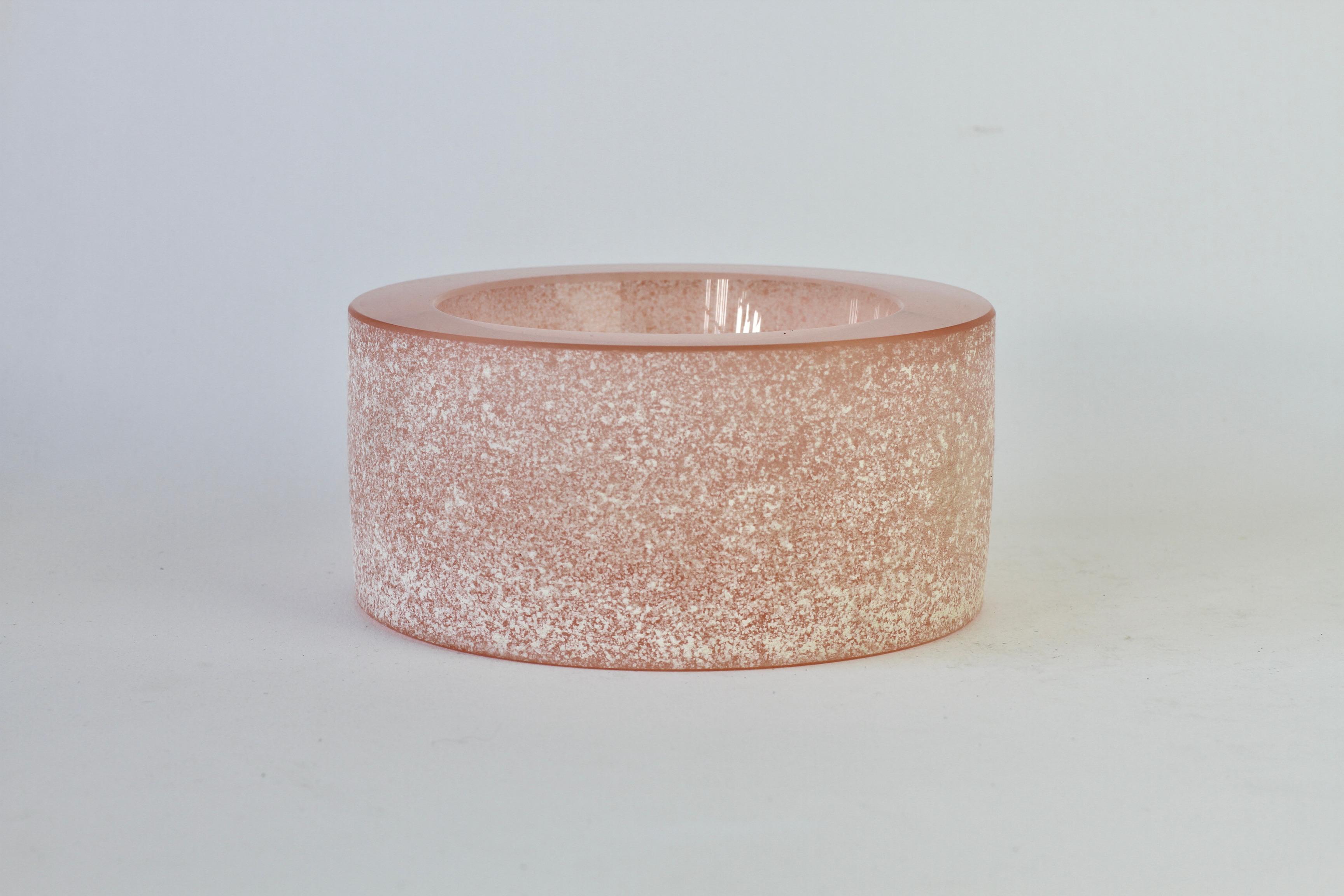 Superbe bol, plat ou cendrier circulaire rond en verre rose doux « a Scavo » de couleur blanche et de couleur par Seguso Vetri d'Arte Murano, Italie, vers les années 1980. De forme élégante, assez minimaliste, mais avec le signe évident de qualité