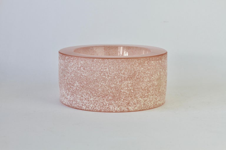 Stunning soft pink 'a Scavo' white colored / coloured round circular glass bowl, dish or ashtray by Seguso Vetri d'Arte Murano, Italy, circa 1980s. Elegant in form - rather minimalist but with the obvious sign of quality with the thick and heavy lip