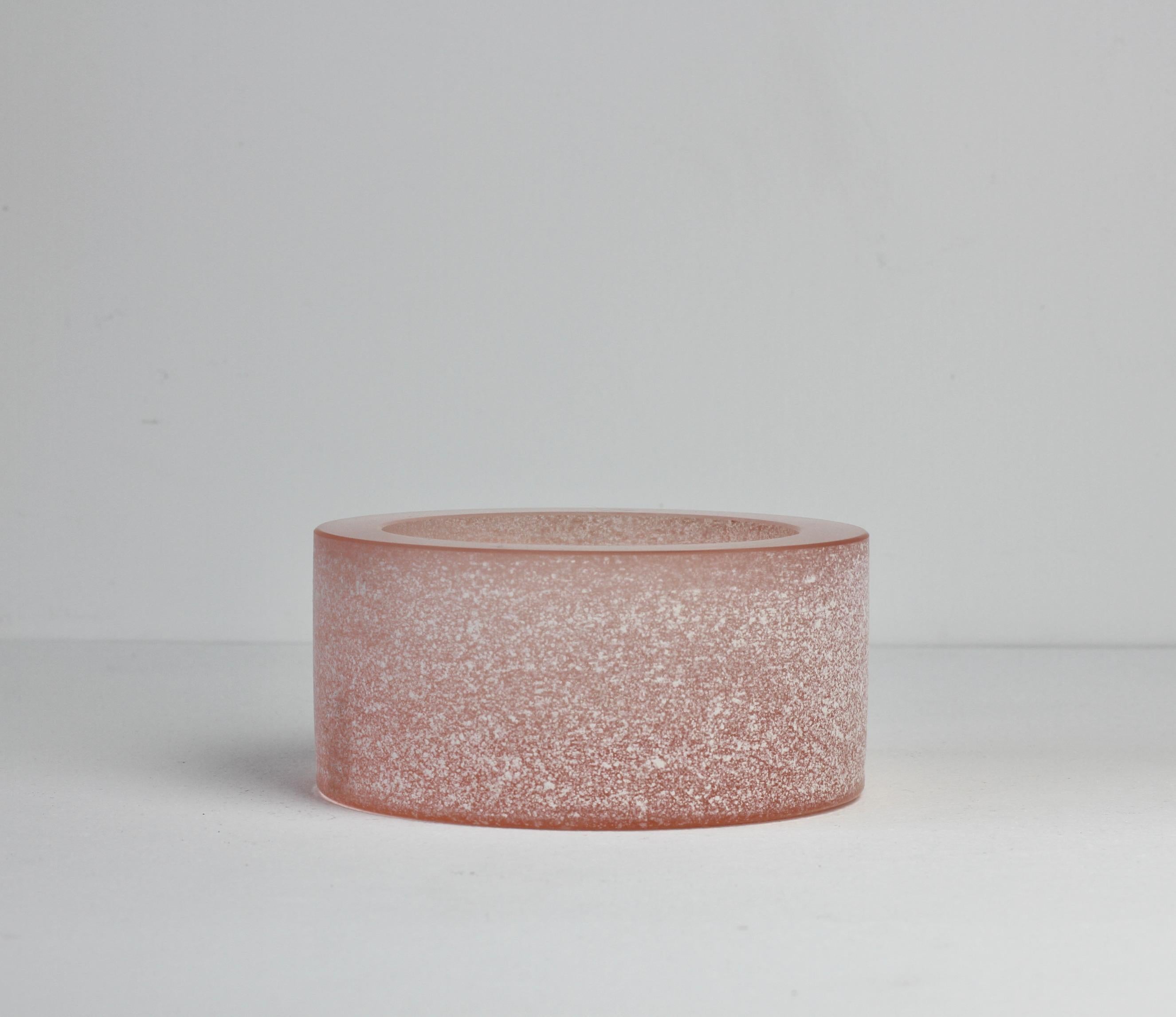 Stunning soft pink 'a Scavo' white colored / coloured round circular glass bowl, dish or ashtray by Seguso Vetri d'Arte Murano, Italy, circa 1980s. Elegant in form - rather minimalist but with the obvious sign of quality with the thick and heavy lip