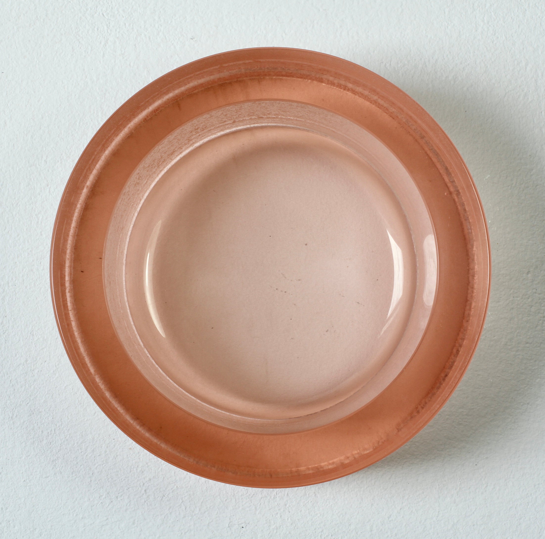 Stunning large soft pink 'a Scavo' white colored / coloured round circular glass bowl, dish or ashtray by Seguso Vetri d'Arte Murano, Italy, circa 1980s. Elegant in form - rather minimalist but with the obvious sign of quality with the thick and