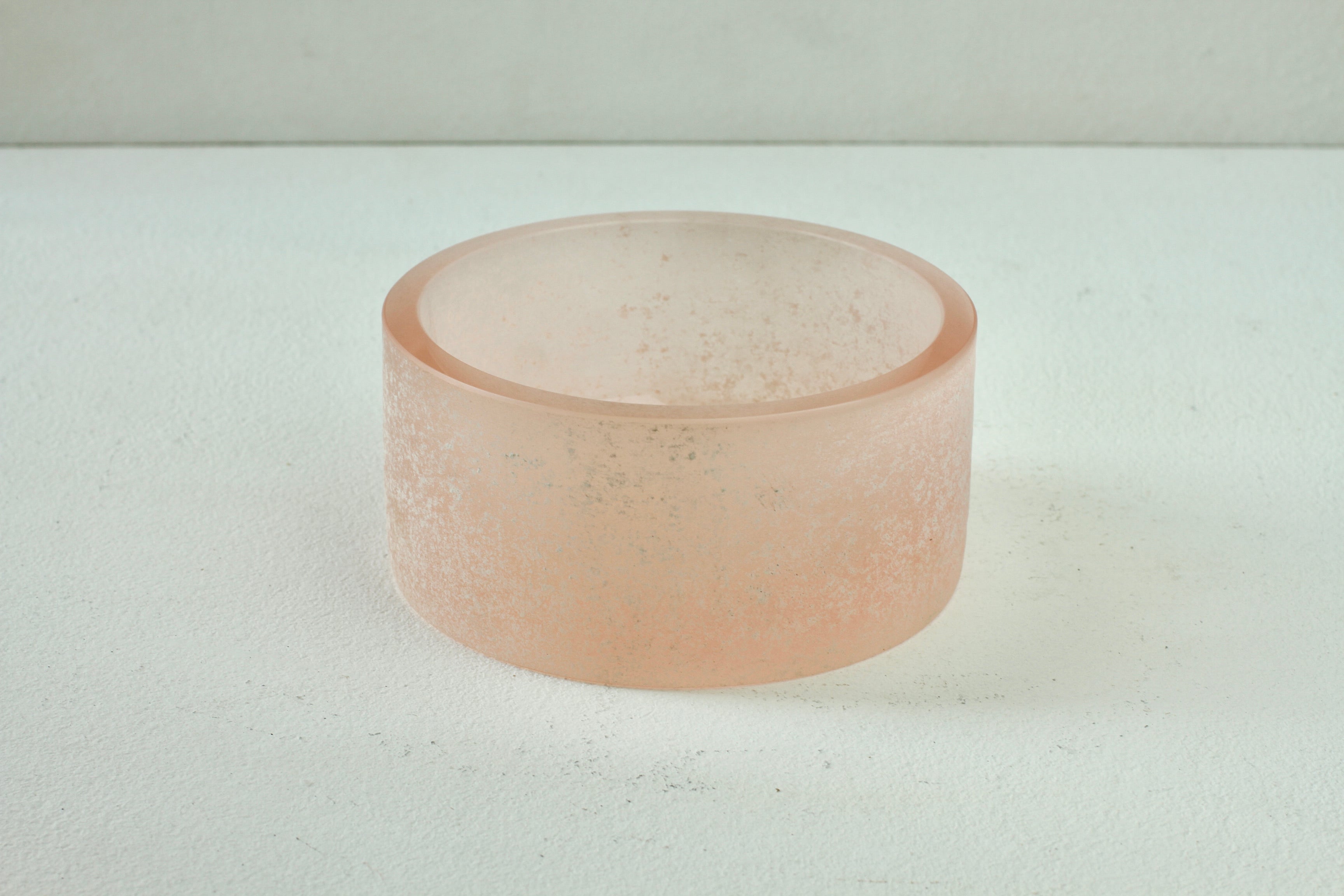 Stunning soft pink Venetian, Italian 'a Scavo' white colored / coloured round circular glass bowl, dish or ashtray by Seguso Vetri d'Arte Murano, Italy, circa 1980s. Elegant in form - rather minimalist but with the obvious sign of quality with the