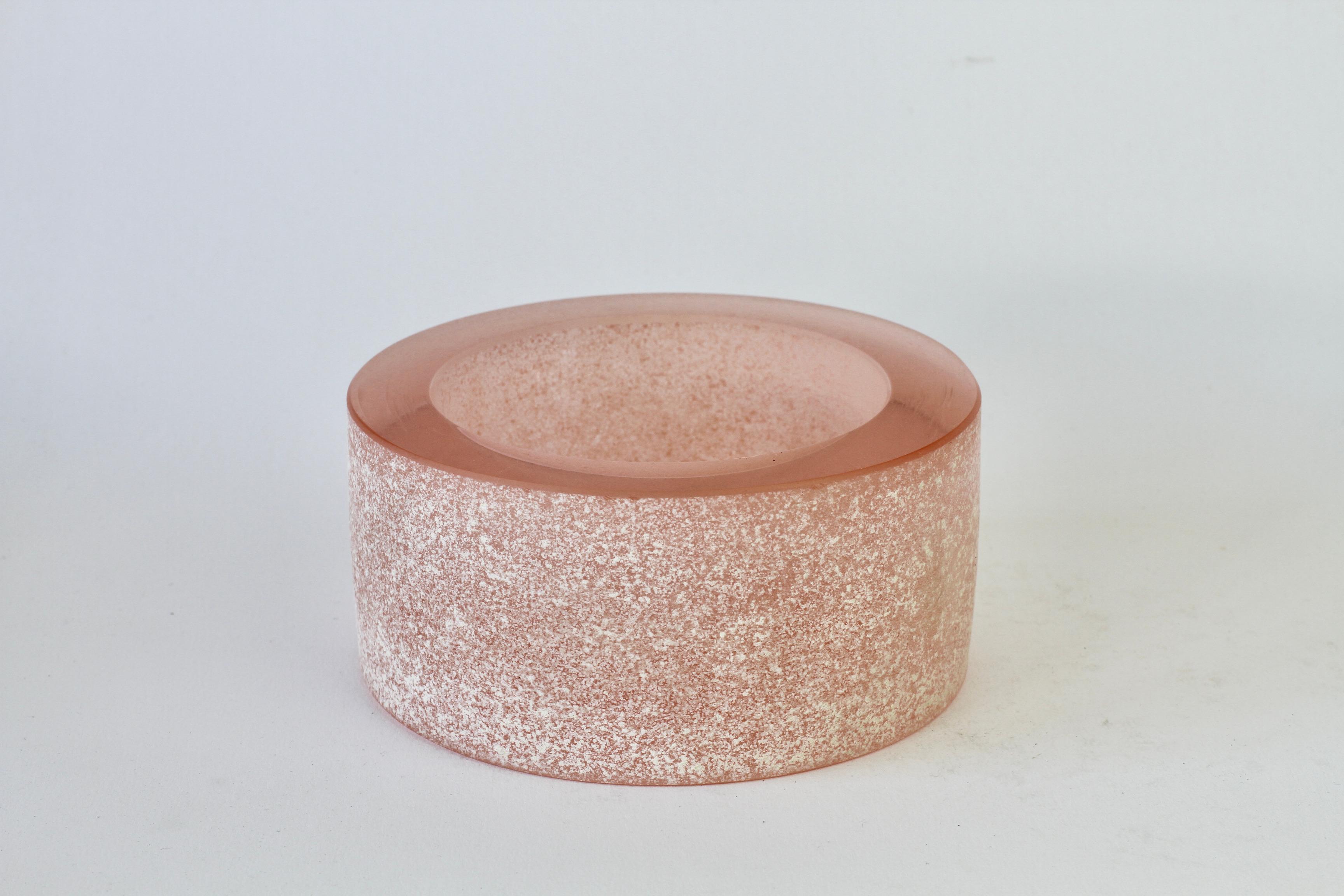 Seguso Vintage dicker runder rosa „Scavo“ Muranoglas Schale oder Aschenbecher um 1980 (Moderne der Mitte des Jahrhunderts) im Angebot