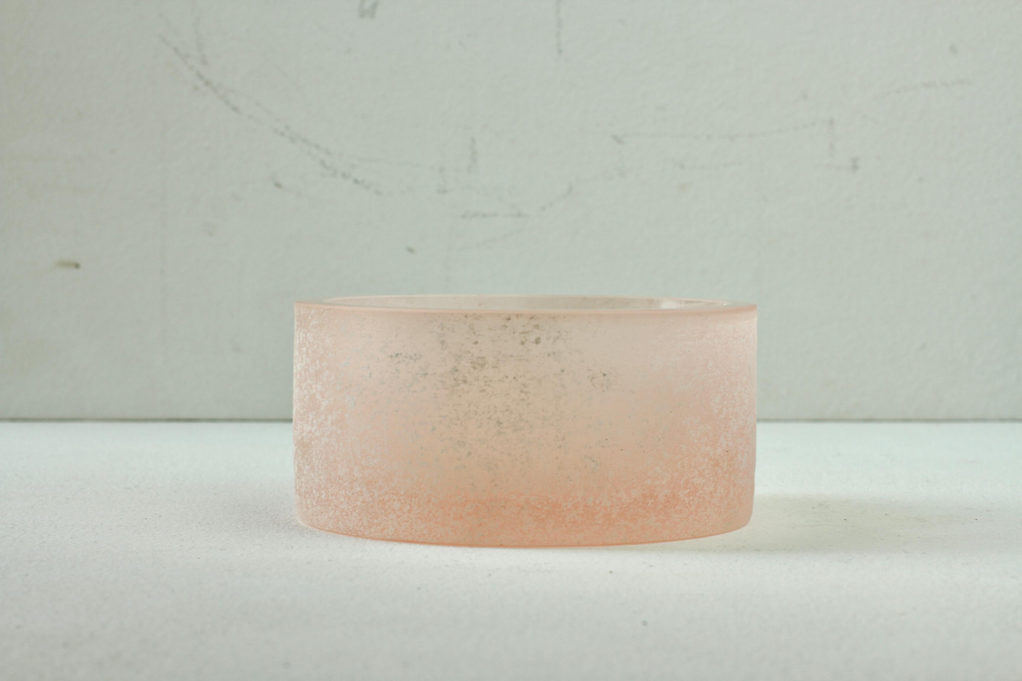 Seguso Vintage Thick Round Pink 'Scavo' Murano Glass Bowl or Ashtray circa 1980s In Excellent Condition For Sale In Landau an der Isar, Bayern