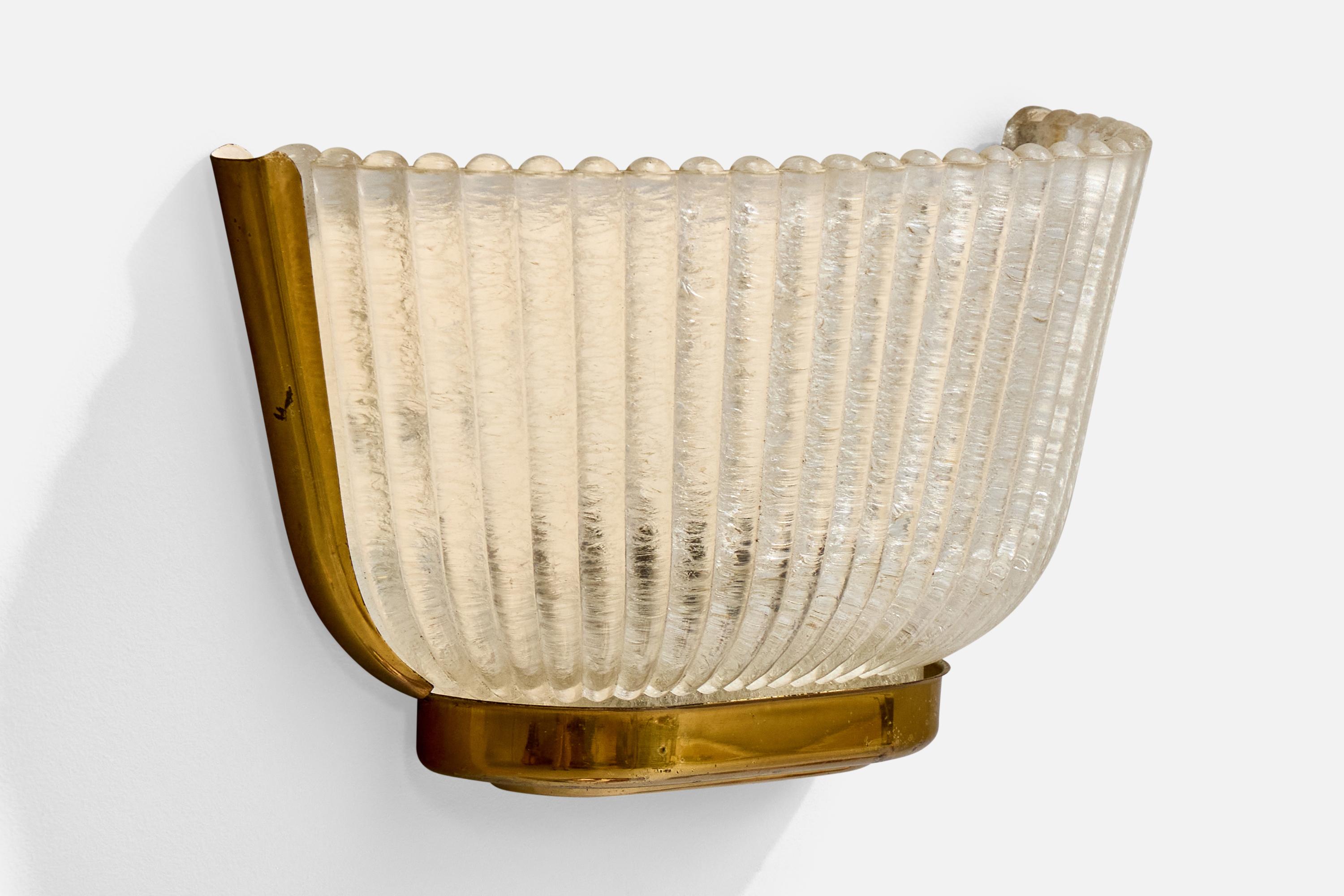 Applique en verre de Murano et en laiton produite par Seguso, Italie, c.C. 1930.

Dimensions globales (en pouces) : 5,375 