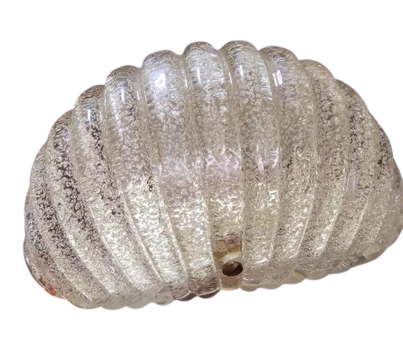 Magnífica lámpara de pared de Seguso , ejecución en vidrio de alta calidad y un diseño muy bello. 

Comprar una lámpara Seguso Murano puede ser una inversión rentable por varias razones:

Belleza artística: Las lámparas Seguso Murano están hechas a