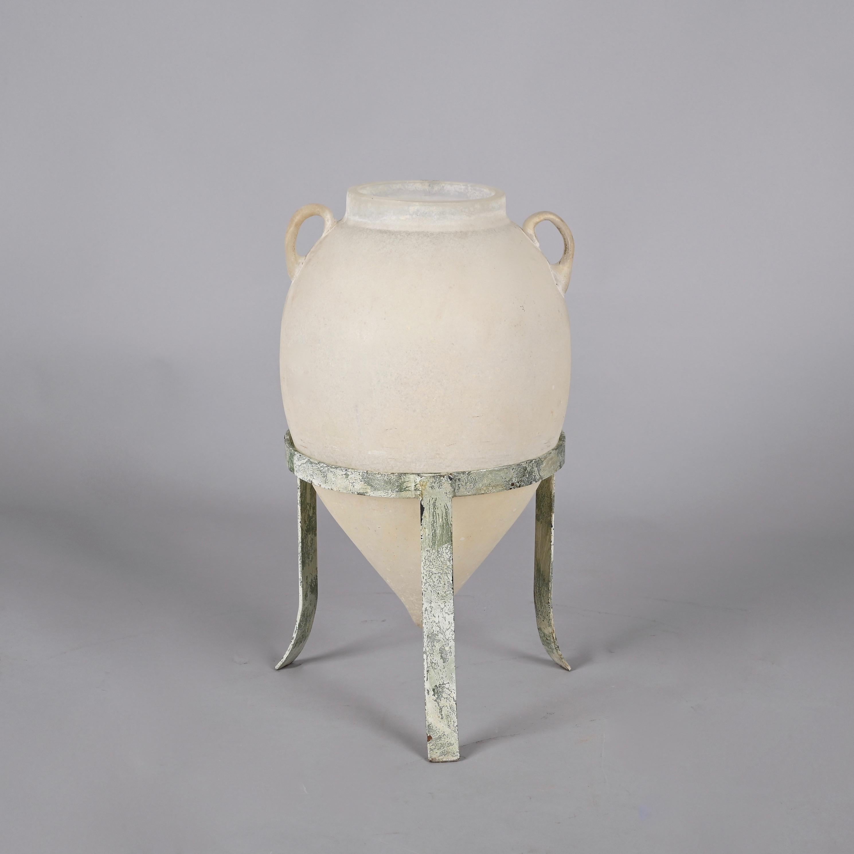Seguso, Vase aus weißem Muranoglas mit Ständer, Flavio Poli zugeschrieben, Italien, 1960er Jahre (Moderne der Mitte des Jahrhunderts)