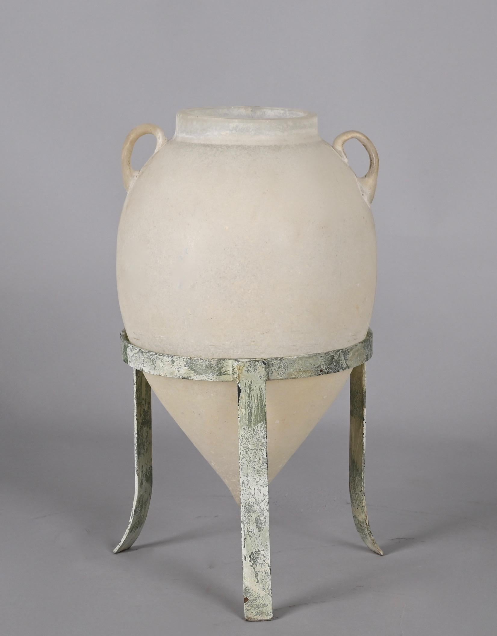 Seguso, Vase aus weißem Muranoglas mit Ständer, Flavio Poli zugeschrieben, Italien, 1960er Jahre im Zustand „Gut“ in Roma, IT