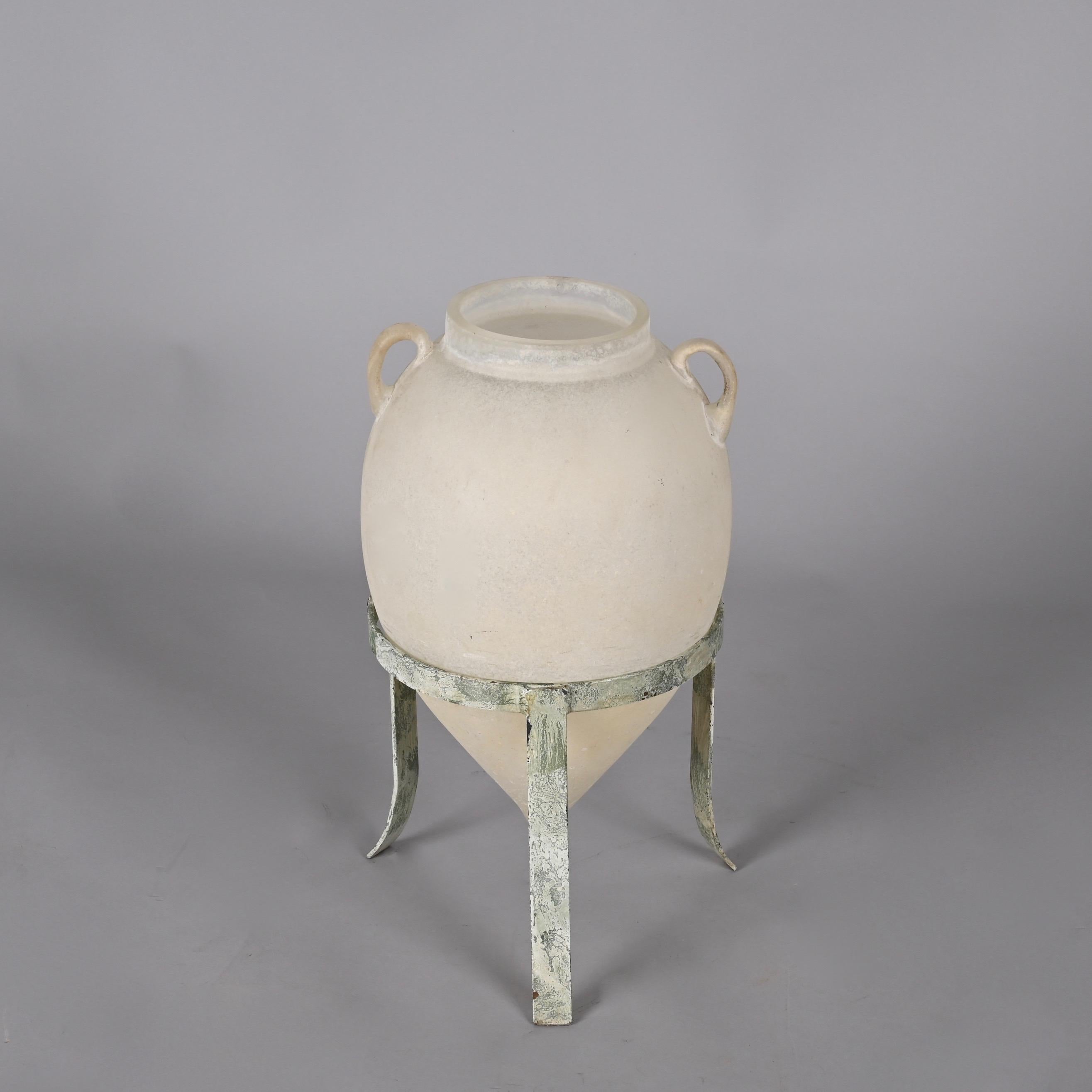 Seguso, Vase aus weißem Muranoglas mit Ständer, Flavio Poli zugeschrieben, Italien, 1960er Jahre (Mitte des 20. Jahrhunderts)