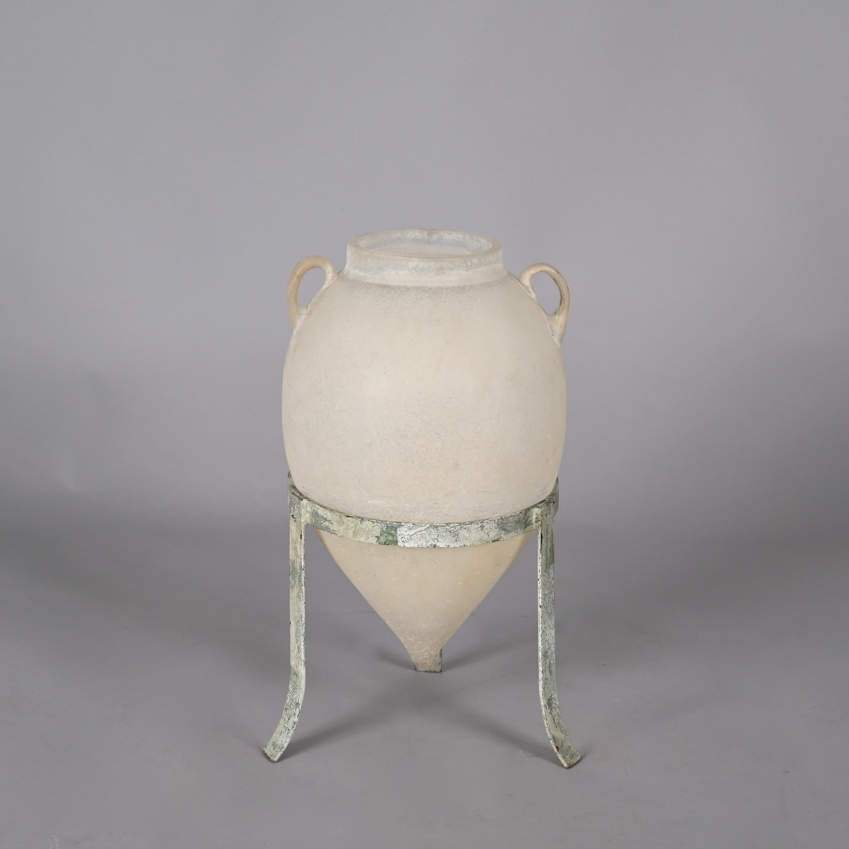 Seguso, Vase aus weißem Muranoglas mit Ständer, Flavio Poli zugeschrieben, Italien, 1960er Jahre (Metall)