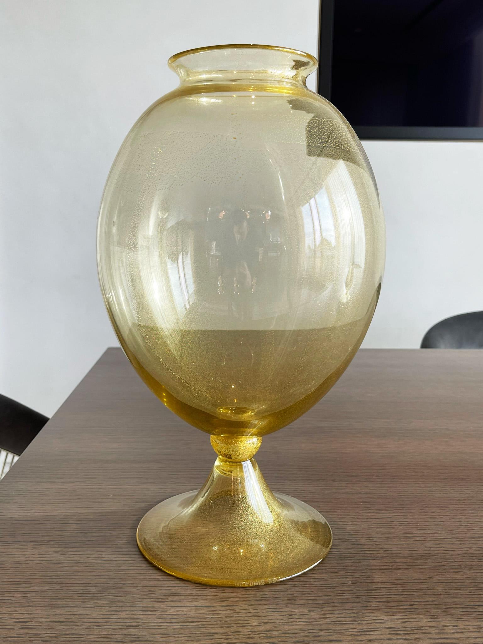 Large Gold  Murano Glass Vase by Seguso, Italy, for Donghia

Discover an exceptional piece of Murano art glass that combines the expertise of the two iconic brands Donghia and Seguso. Handcrafted in Italy with the finest Murano glass, this Seguso