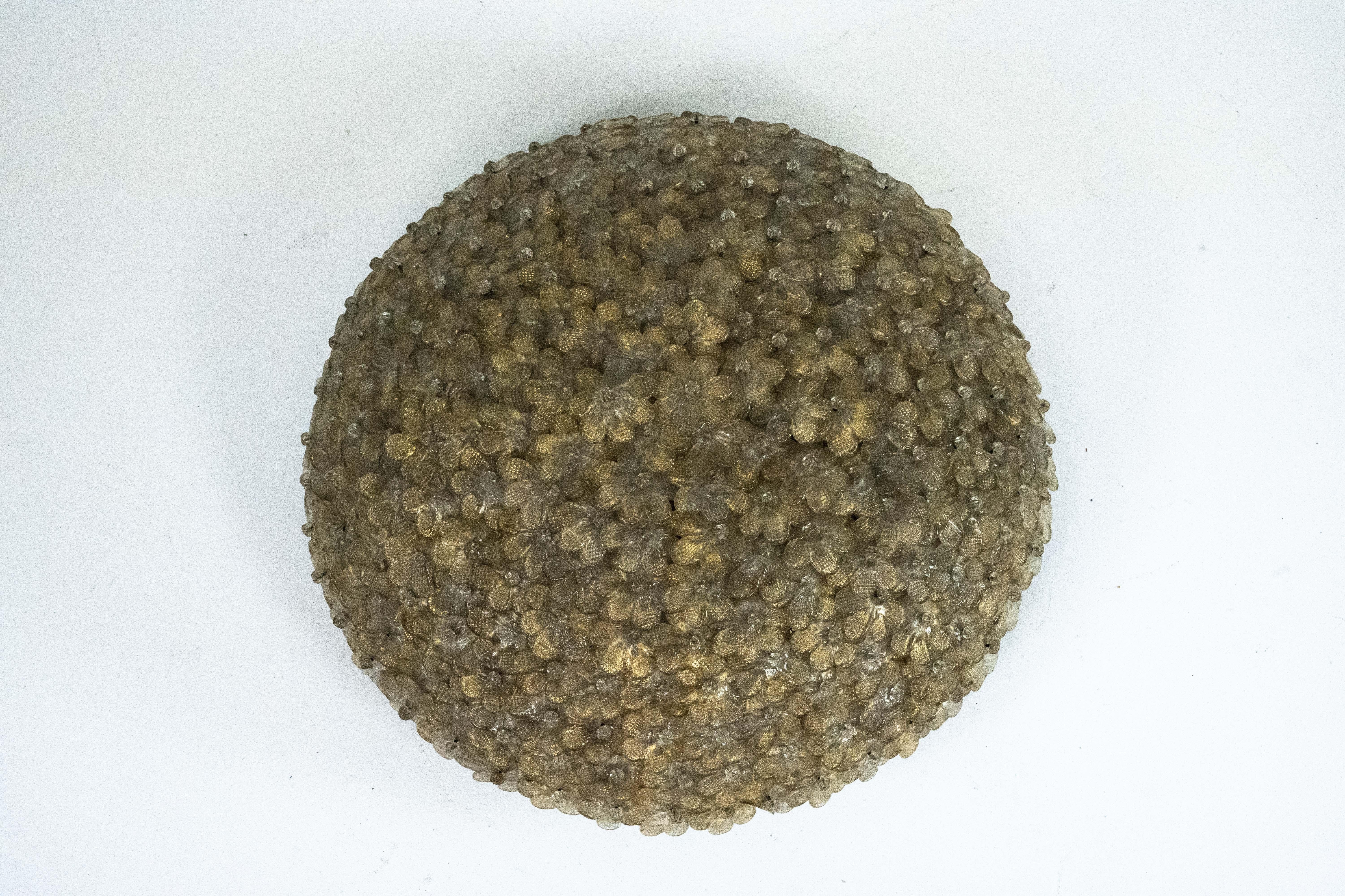 Rara lámpara de techo flor de mediados de siglo en cristal de murano dorado. Tamaño XL con un diámetro de 65 cm. Estado original de época con huellas normales de uso y antigüedad. La luminaria monta seis casquillos para bombillas E14. Sin grietas ni