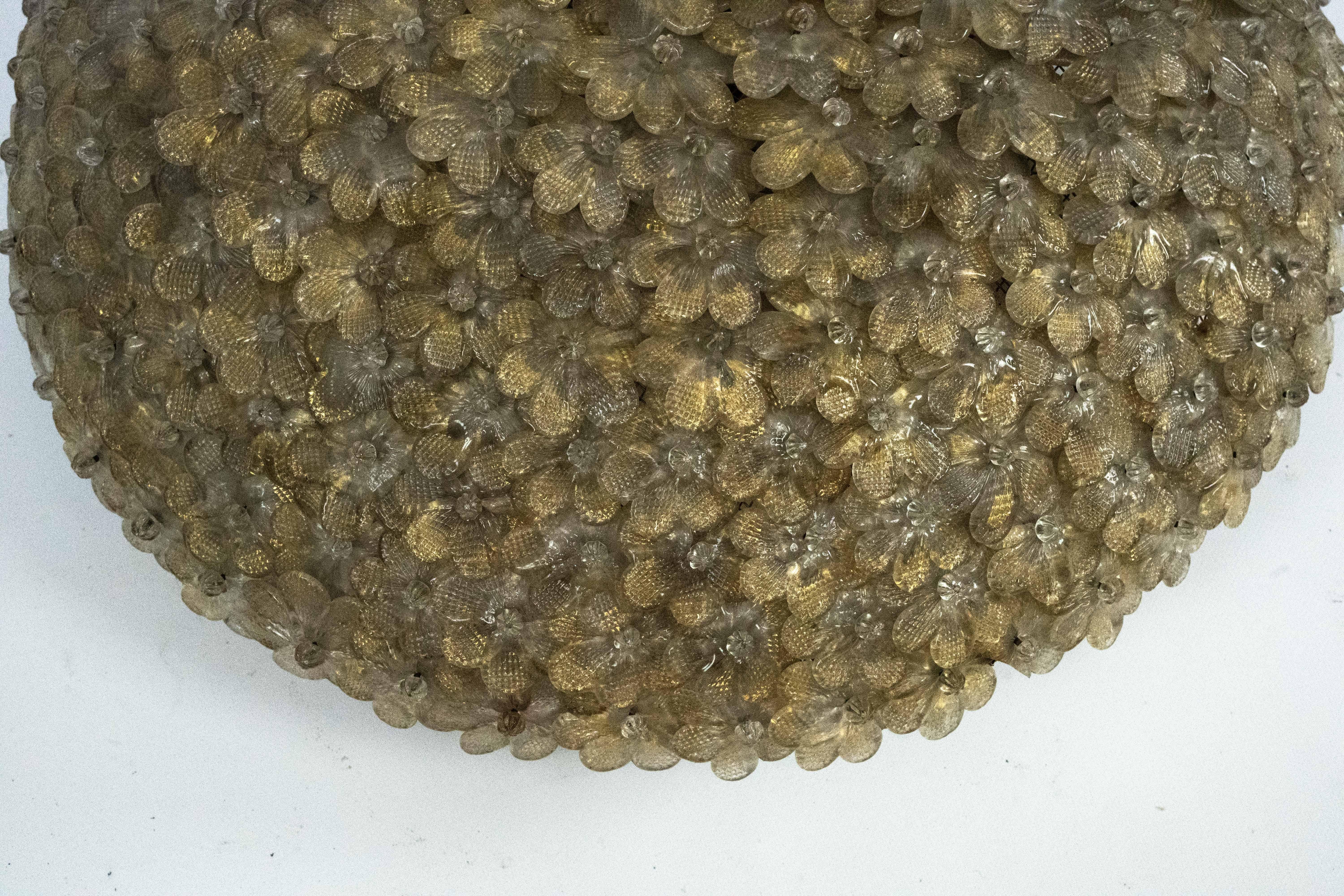 Seguso, Lámpara de techo XLarge de flores de cristal de Murano dorado de mediados de siglo. Italia años 40 Moderno de mediados de siglo en venta