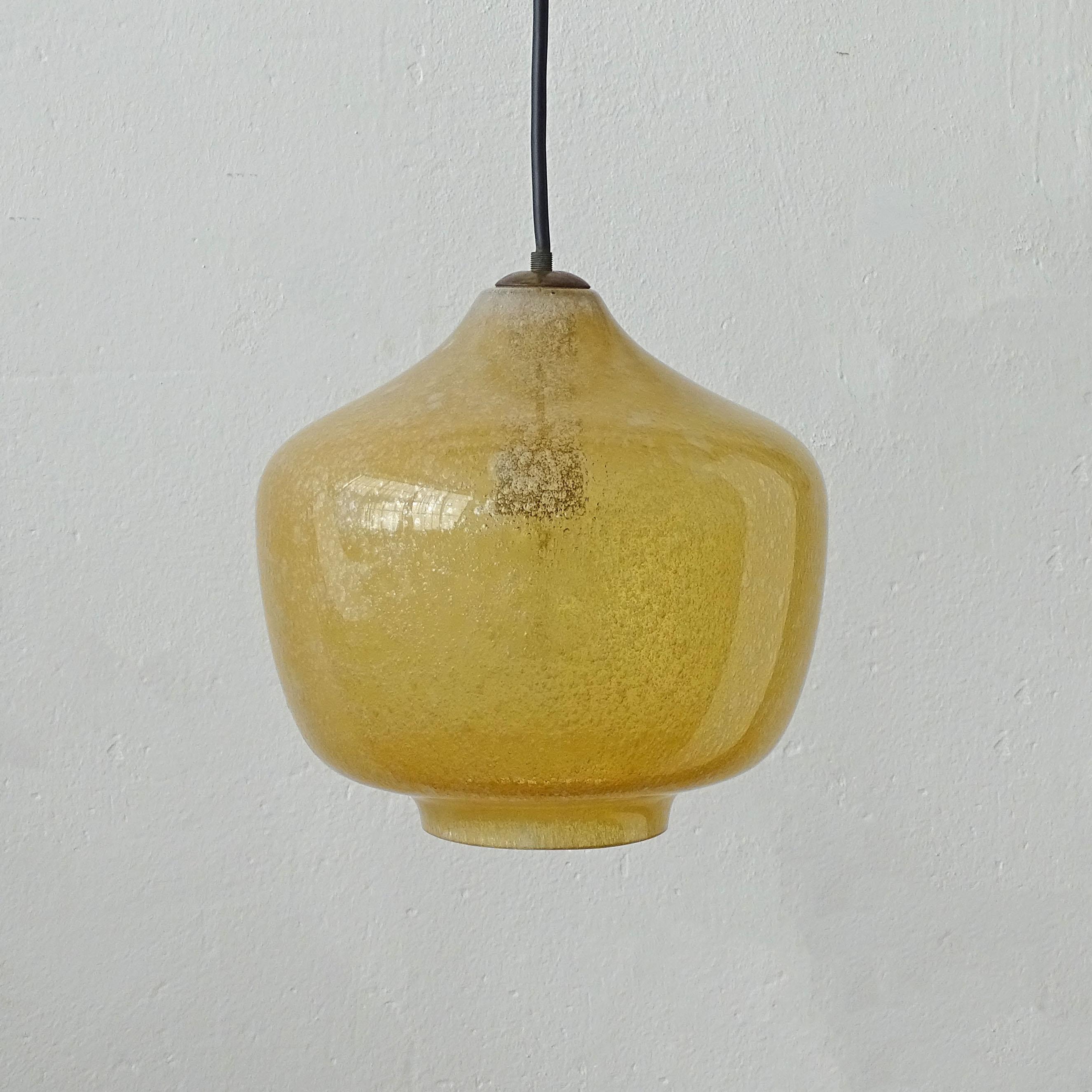 Burnished Seguso yellow bollicine Murano glass pendant lamp, Italy 1950s For Sale