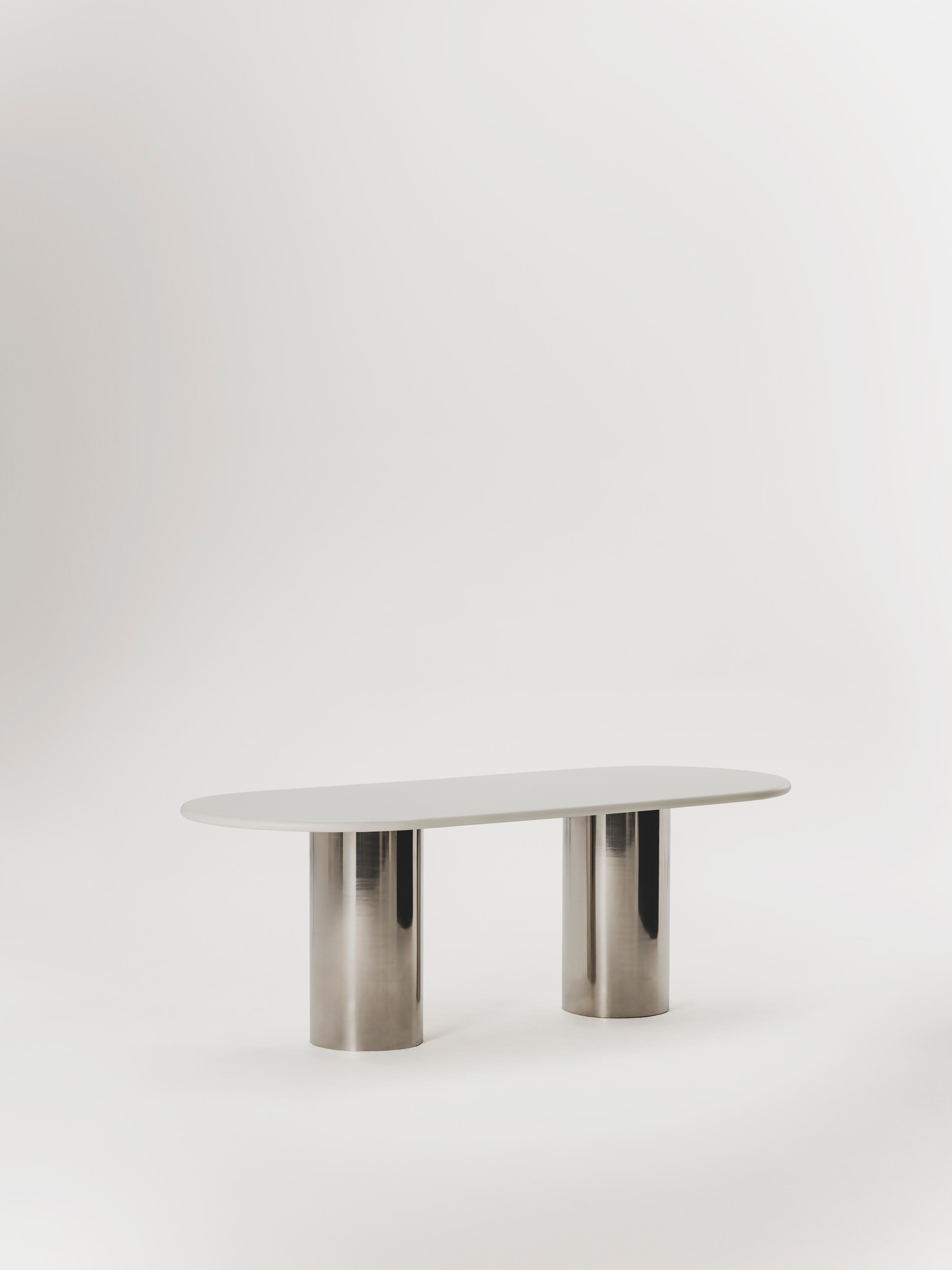 Fabriquée à la main en Espagne par des artisans experts, cette table de salle à manger de forme ovale de Marlot Baus allie un design intemporel à un savoir-faire moderne. Chaque pièce est fabriquée avec soin en utilisant notre technique de