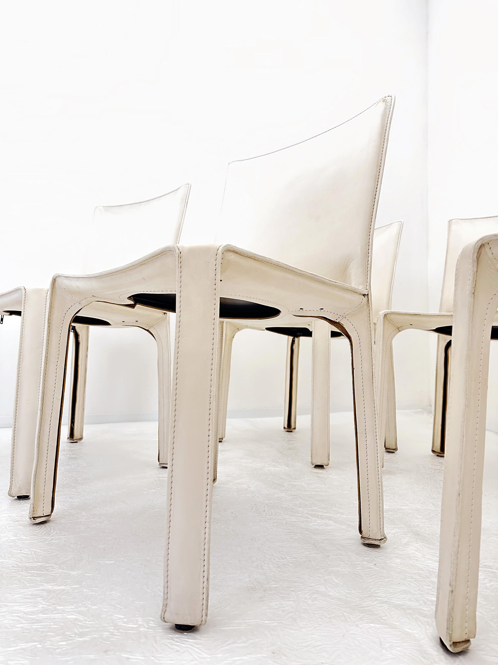 Les chaises Cab de Mario Bellini sont une pièce emblématique du design, produite par Cassina dans les années 1970.
Le cadre est en métal et est recouvert d'un cuir, ici d'une blancheur exquise. Tout au long du profil, des charnières permettent au