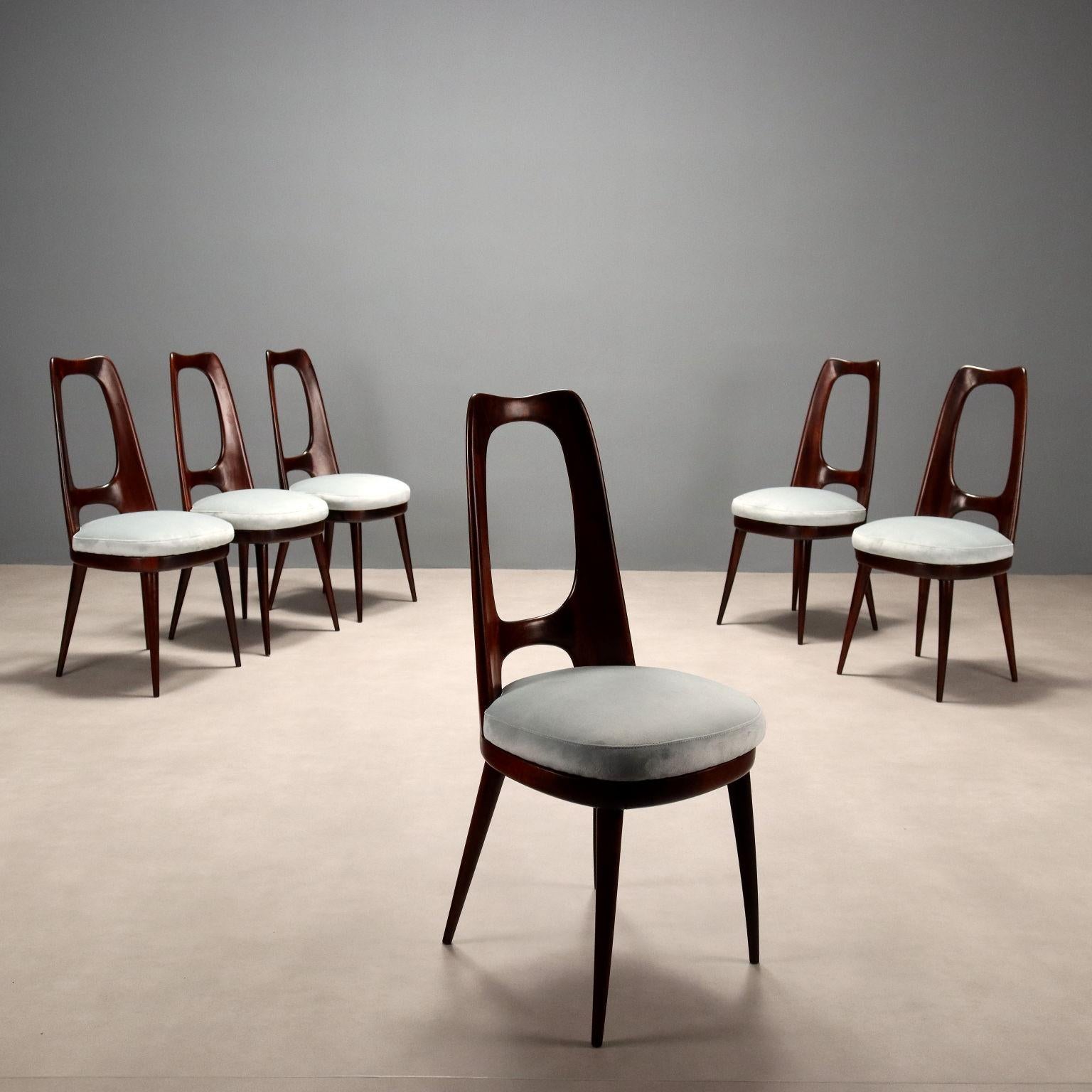 Un ensemble de chaises vintage de fabrication italienne avec une élégante structure en bois teinté acajou, une assise remise à neuf avec un rembourrage à ressorts et un revêtement en velours dans les tons bleus. En très bon état.