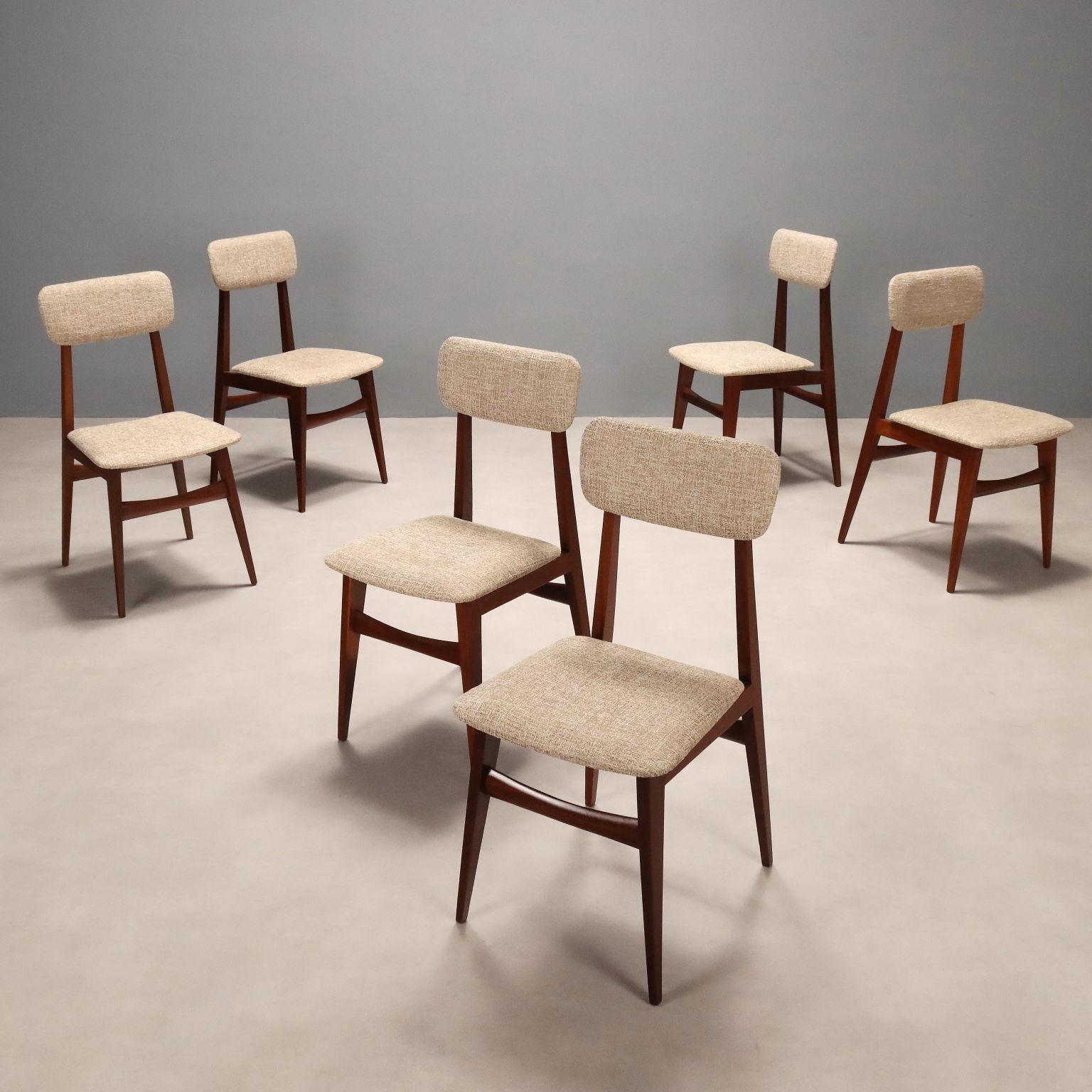 Juego de sillas de comedor vintage de la década de 1960 fabricadas en Italia con estructura de madera de haya teñida, asiento y respaldo tapizados y tela.
