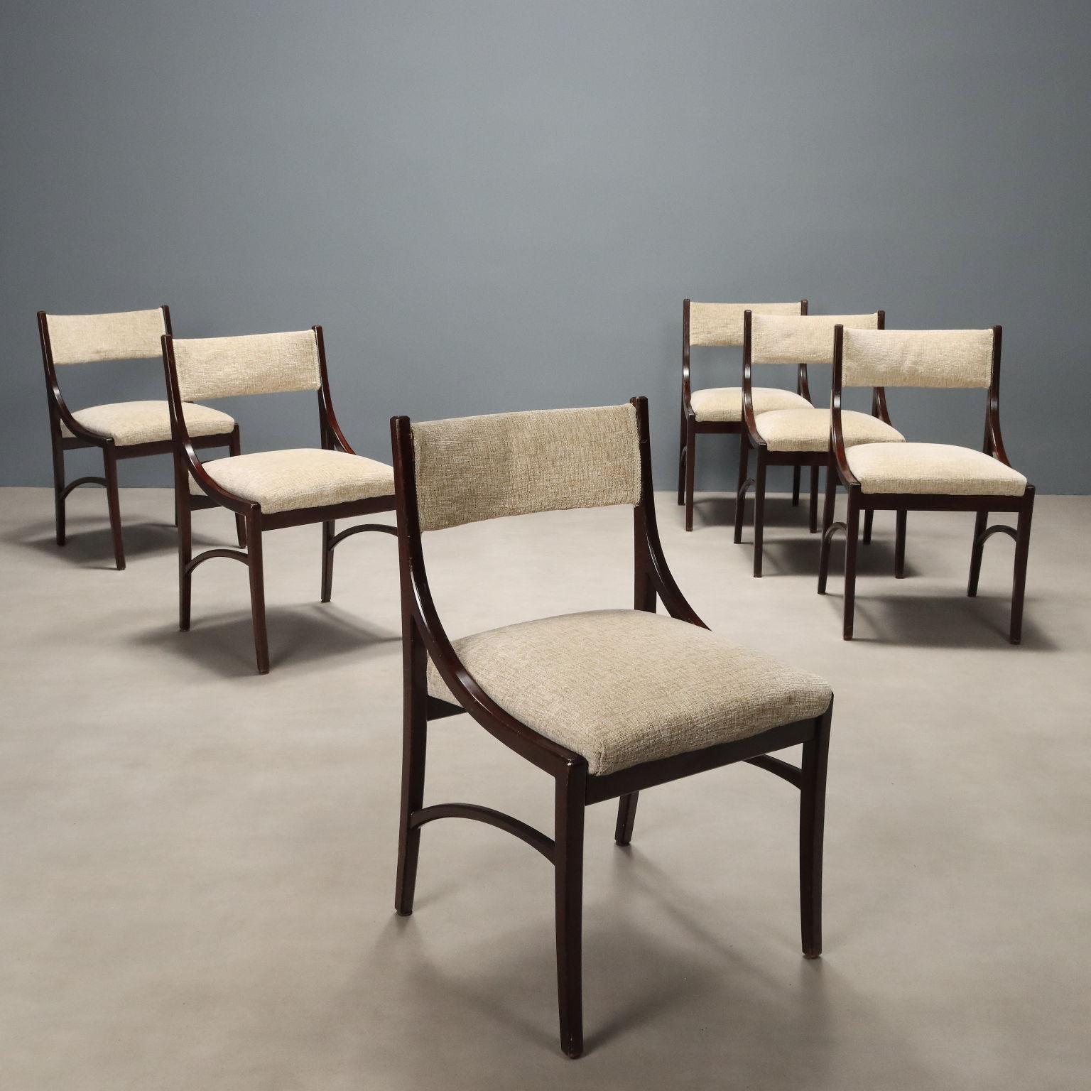 Grupo de sillas de comedor vintage con armazón de madera de haya teñida, asiento y respaldo con acolchado de espuma y funda de tela color crema. 