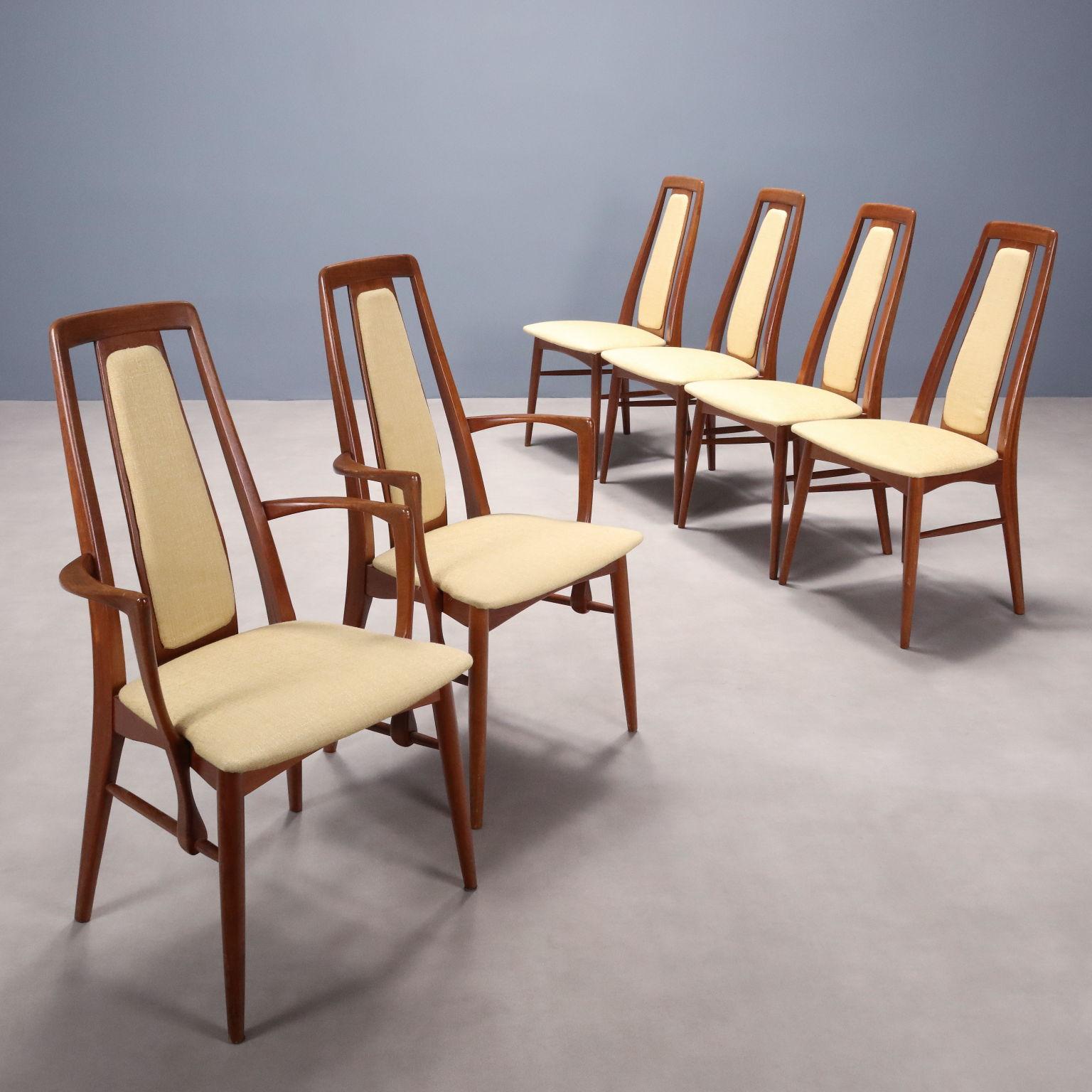Juego de seis sillas de comedor vintage, dos de ellas con reposabrazos, con estructura de madera vista, asiento y respaldo de tela en tonos amarillos. Buen estado.
