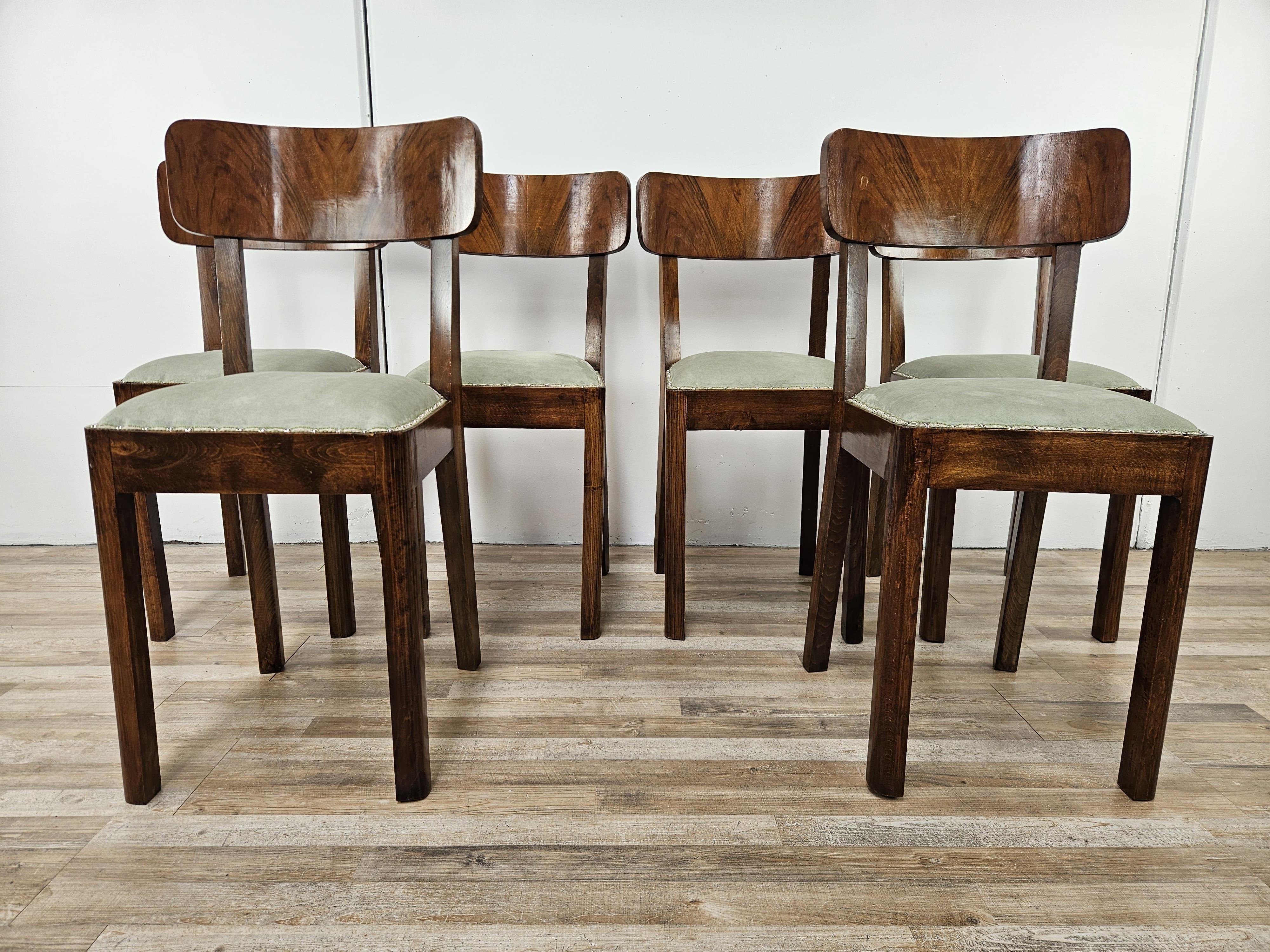 Elegante set di sedie in radica di noce dei primi anni '30 di epoca Art Decò.

Le sedie si presentano interamente in legno con la seduta rivestita e finemente decorata da borchie lungo i bordi.
SI prestano benissimo in ambienti moderni o antichi,