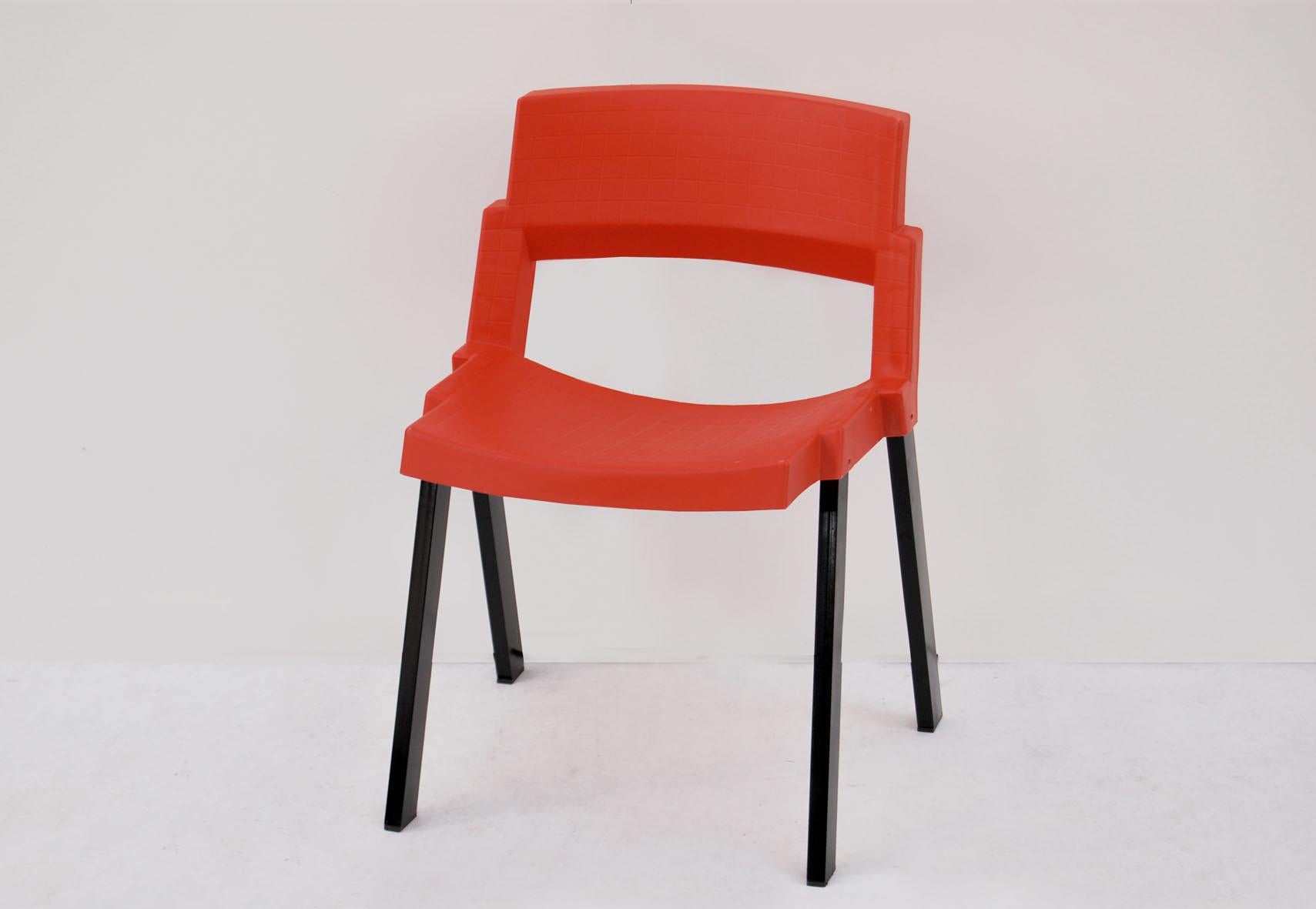 Six red and black City dining chairs by Lucci & Orlandini for Lamm, Made in Italy, 1980. 
They are made of red-colored polypropylene for the seat and back, while the legs are made of black painted metal. The chair is compact with a modern design,