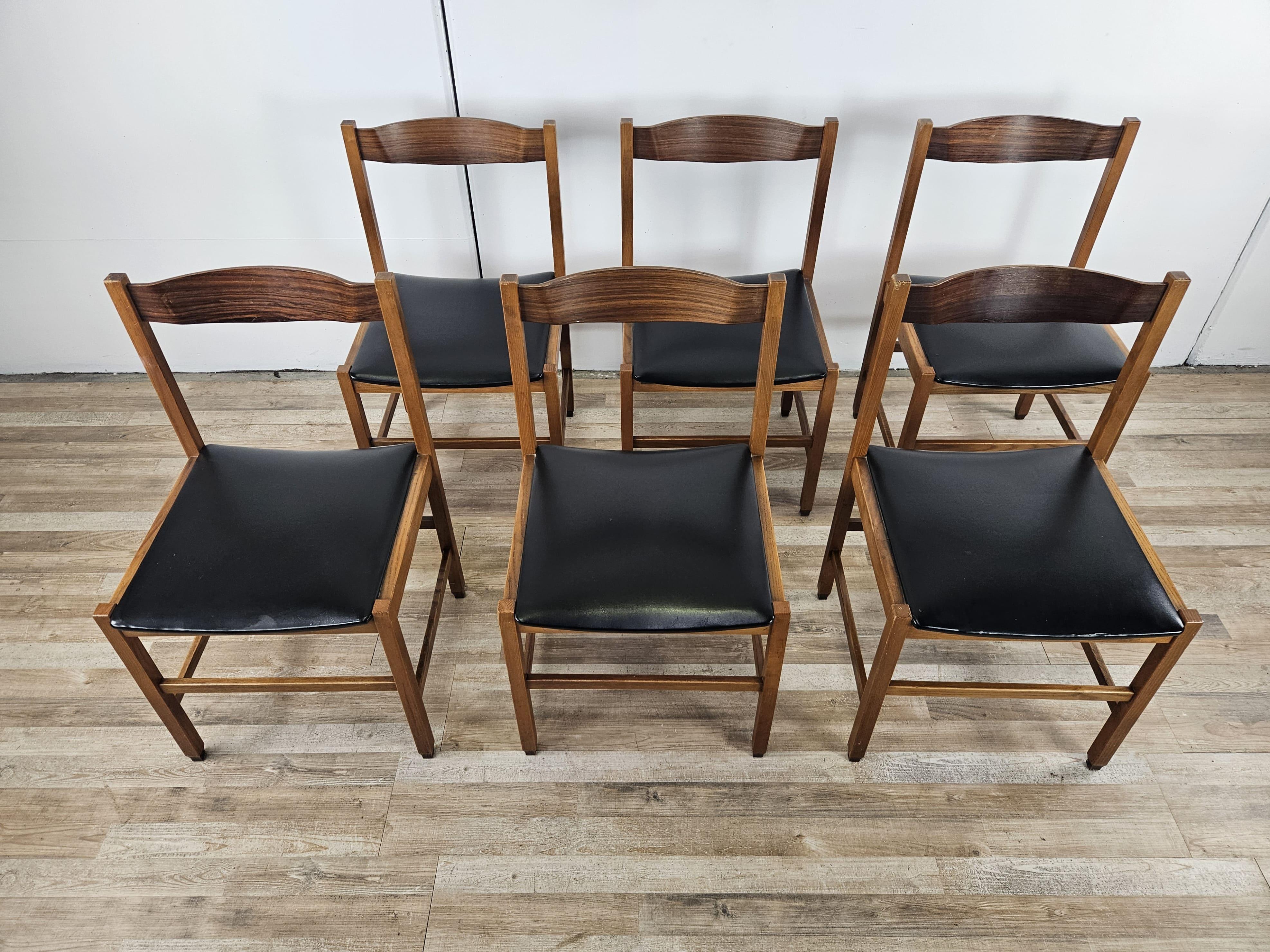 Sechs Esszimmerstühle im skandinavischen/nordischen Stil der 1970er Jahre aus Teakholz mit schwarzen Ledersitzen.

Eine geradlinige und moderne Struktur, die dem Stuhl seine Besonderheit verleiht, so dass er mit jeder Art von Möbeln kombiniert