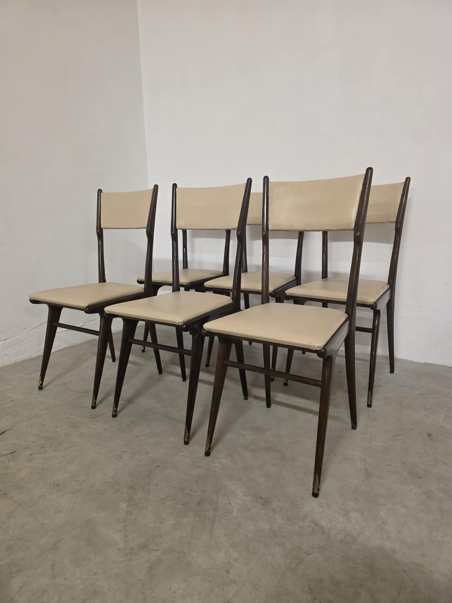 Seis sillas de Carlo De Carli.

Refinado conjunto de sillas de madera maciza de los años 50.

Asiento y respaldo de cuero beige.

Elegantes y de líneas rectas, estas sillas ejemplifican la belleza y sencillez del diseño italiano.

Diseñado por el