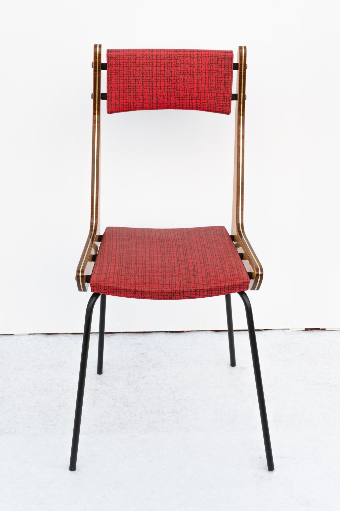 Sechs Stühle von Carlo Ratti, hergestellt in Italien, 1950. 
Originell in Struktur und Stoff. Das Gestell ist aus Buchenfurnier, bezogen mit Kunstleder mit rot/schwarzem Muster. Der Rahmen besteht aus Eisenstangen mit Messingzwingen. 
Leichte