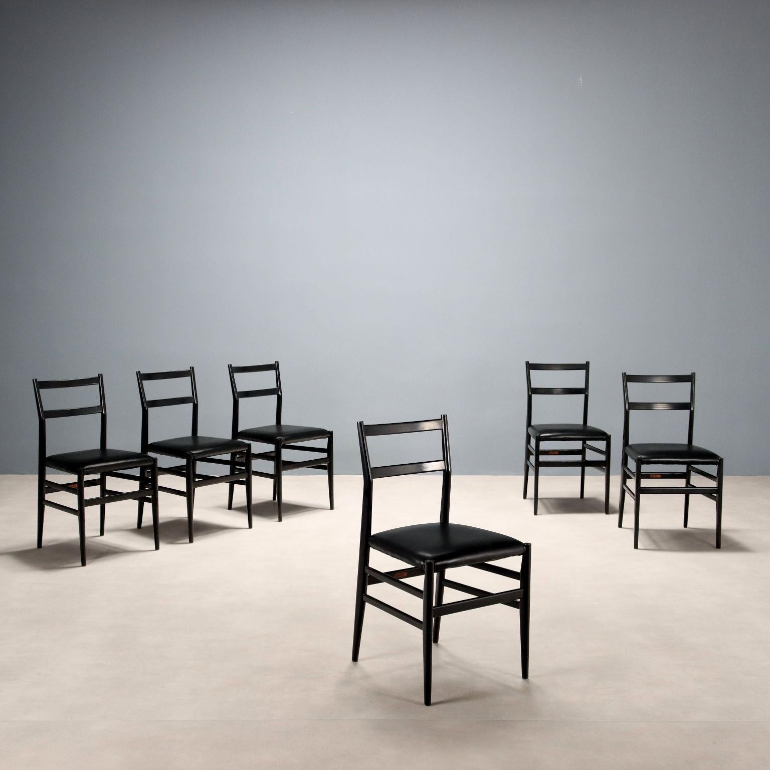 Groupe de 6 chaises, bois laqué, assise en mousse avec revêtement en cuir d'origine. Très bon état, restauré.