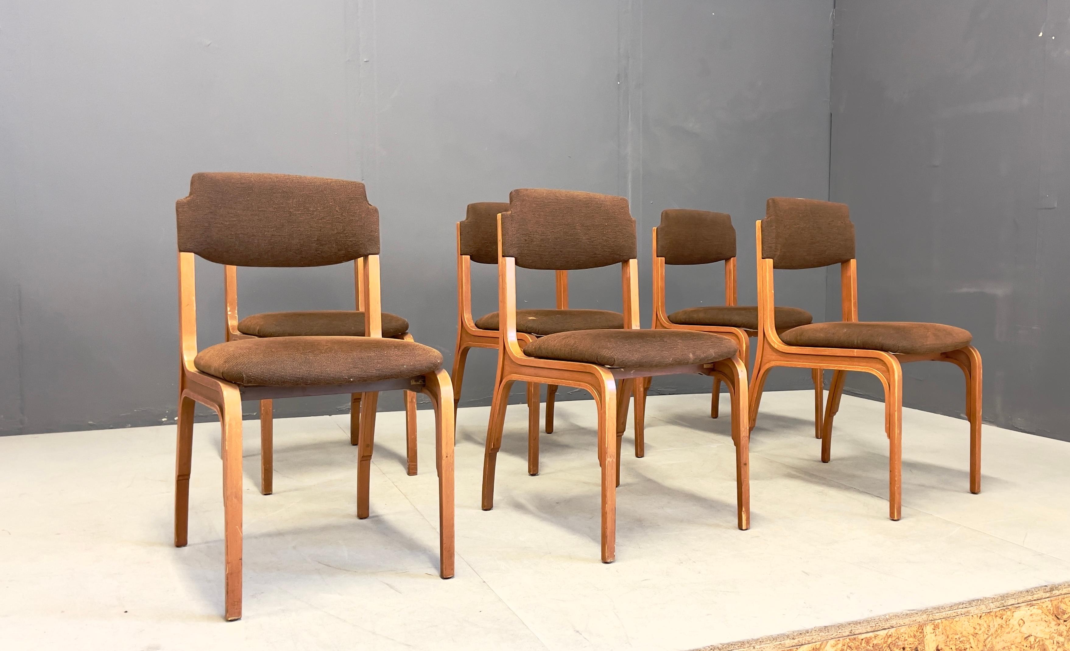 Six chaises avec structure en bois, assise et dossier recouverts de tissu. Fabricant Chantiers navals CARUGATI. Avec l'étiquette du fabricant. 1960s.