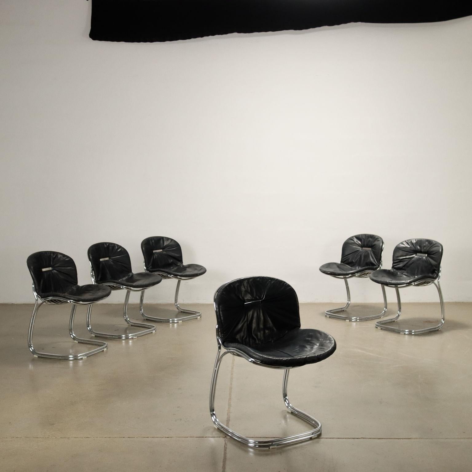 Groupe de 6 chaises, tube en métal chromé, coussin en mousse avec revêtement en cuir. Restauré.