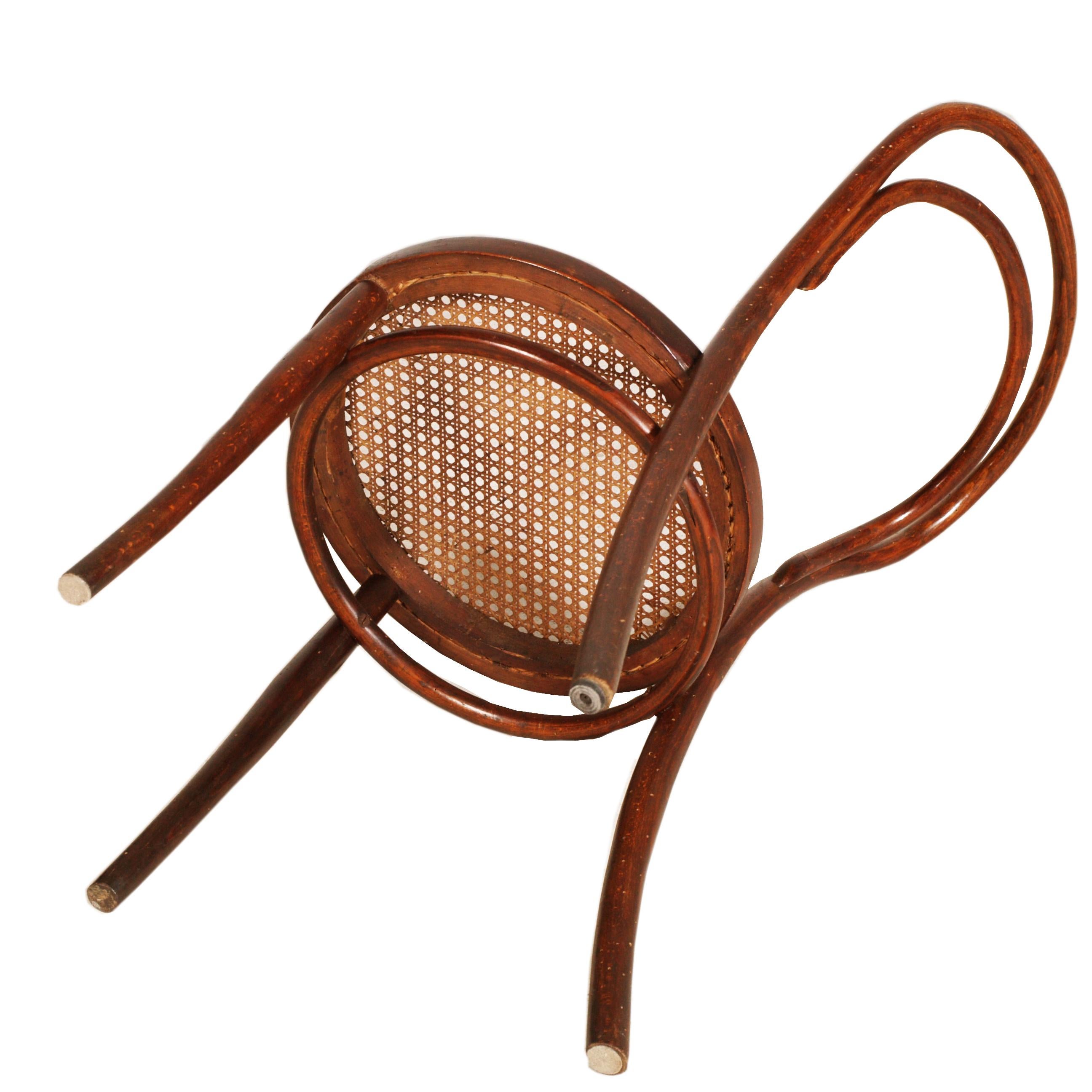 Sechs Thonet-Stühle 14, gebogenes Holz, Sitz aus Wiener Stroh, Schellackierung (Mid-20th Century) im Angebot