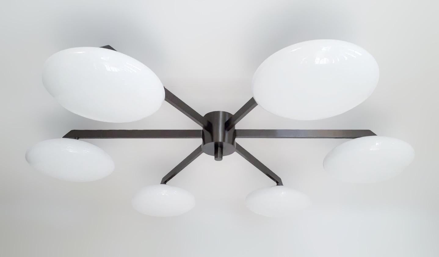 Empotrable italiano con pantallas de cristal de Murano montadas sobre un marco de latón macizo / Diseñado por Fabio Bergomi / Fabricado en Italia
6 luces / tipo E12 o E14 / máx. 40W cada una
Diámetro: 51 pulgadas / Altura: 8 pulgadas
Sólo pedido /