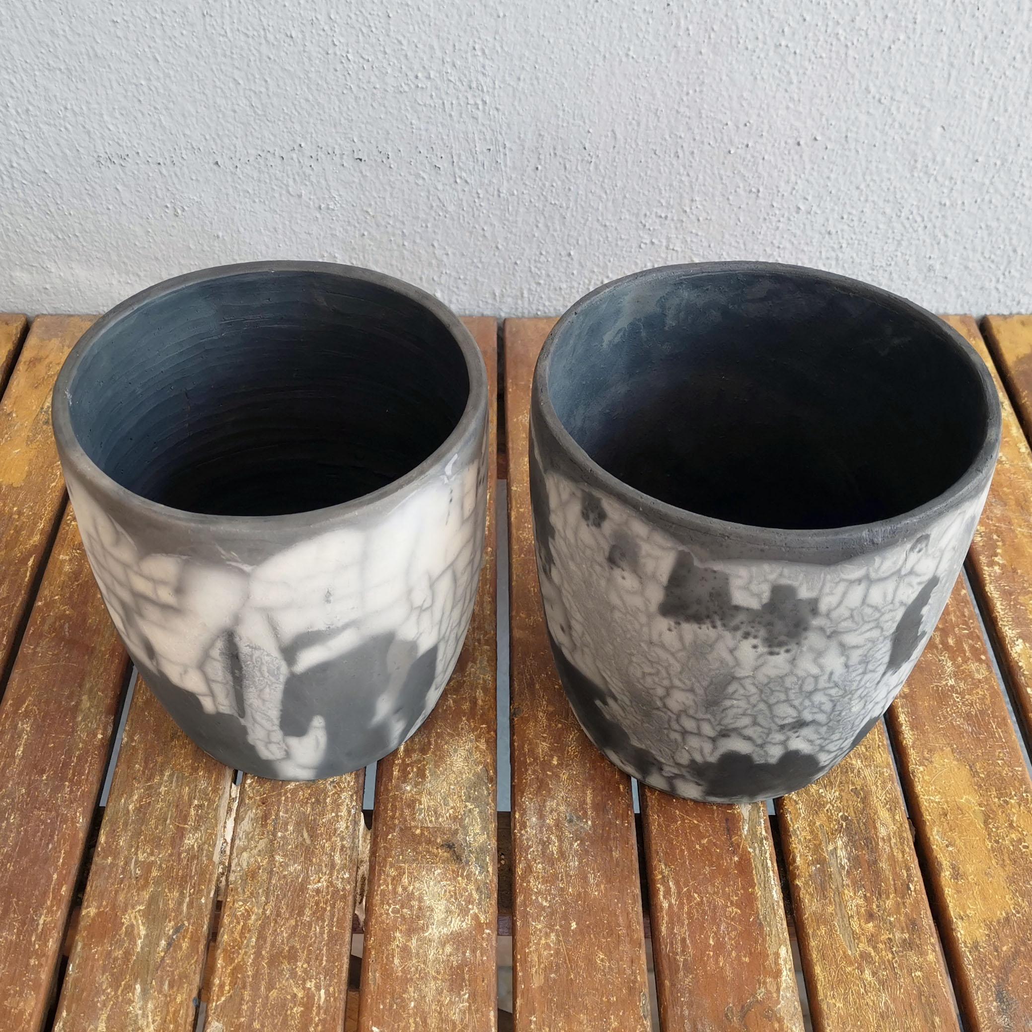 Moderne Seicho 2 Pack Raku Planter Pottery Pottery - Smoked Raku - Handmade Ceramic en vente