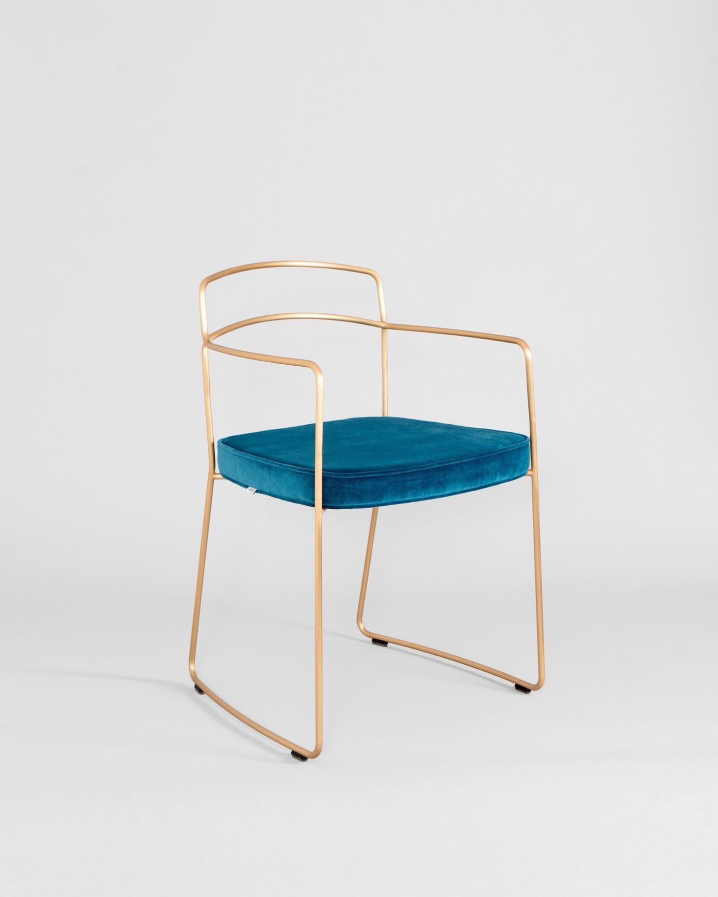 Sedia Seidecimi Aureo di Enrico Girotti ENRICO
Dimensioni: L. 51 x P. 53 x H. 80 cm
Materiali: Tappezzeria, Steele.
Peso: 8 kg. 

Enrico Girotti è un designer industriale che ha trovato nella parola 