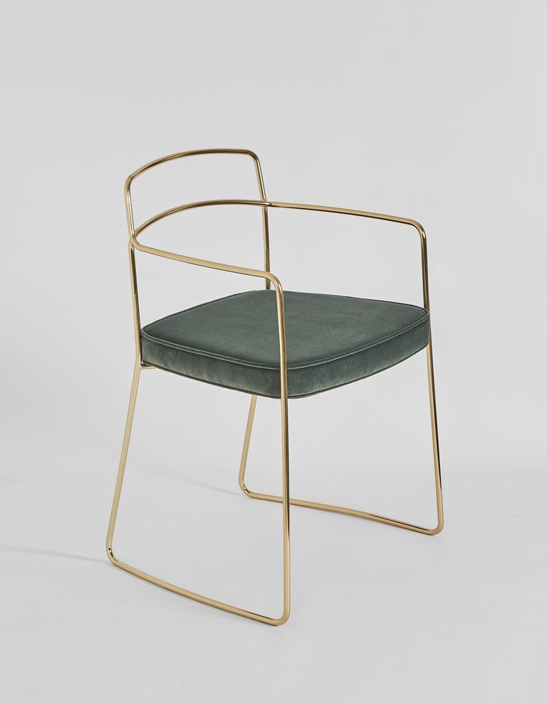 A single stretch of wire that becomes a continuous element without end and without beginning, formed by the wire that describes the shape without stopping, reworking the concept of infinity.
Sediecimi Armchair, design by Enrico Girotti, is the icon