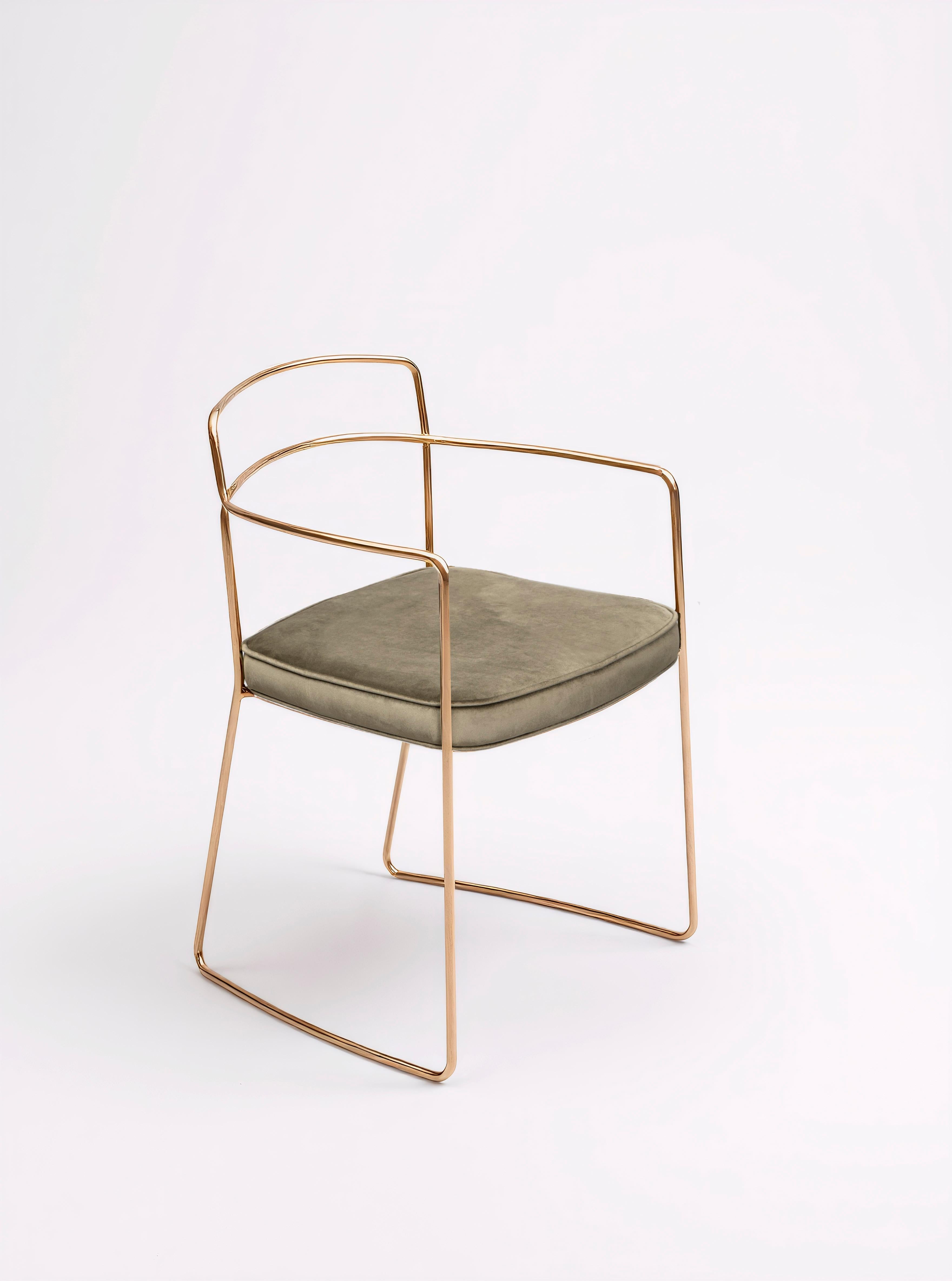 Un seul fil qui devient un élément continu sans fin et sans commencement, formé par le fil qui décrit la forme sans s'arrêter, retravaillant le concept de l'infini.
Le fauteuil Seidecimi, conçu par Enrico Girotti, est l'icône des Edizioni Enrico