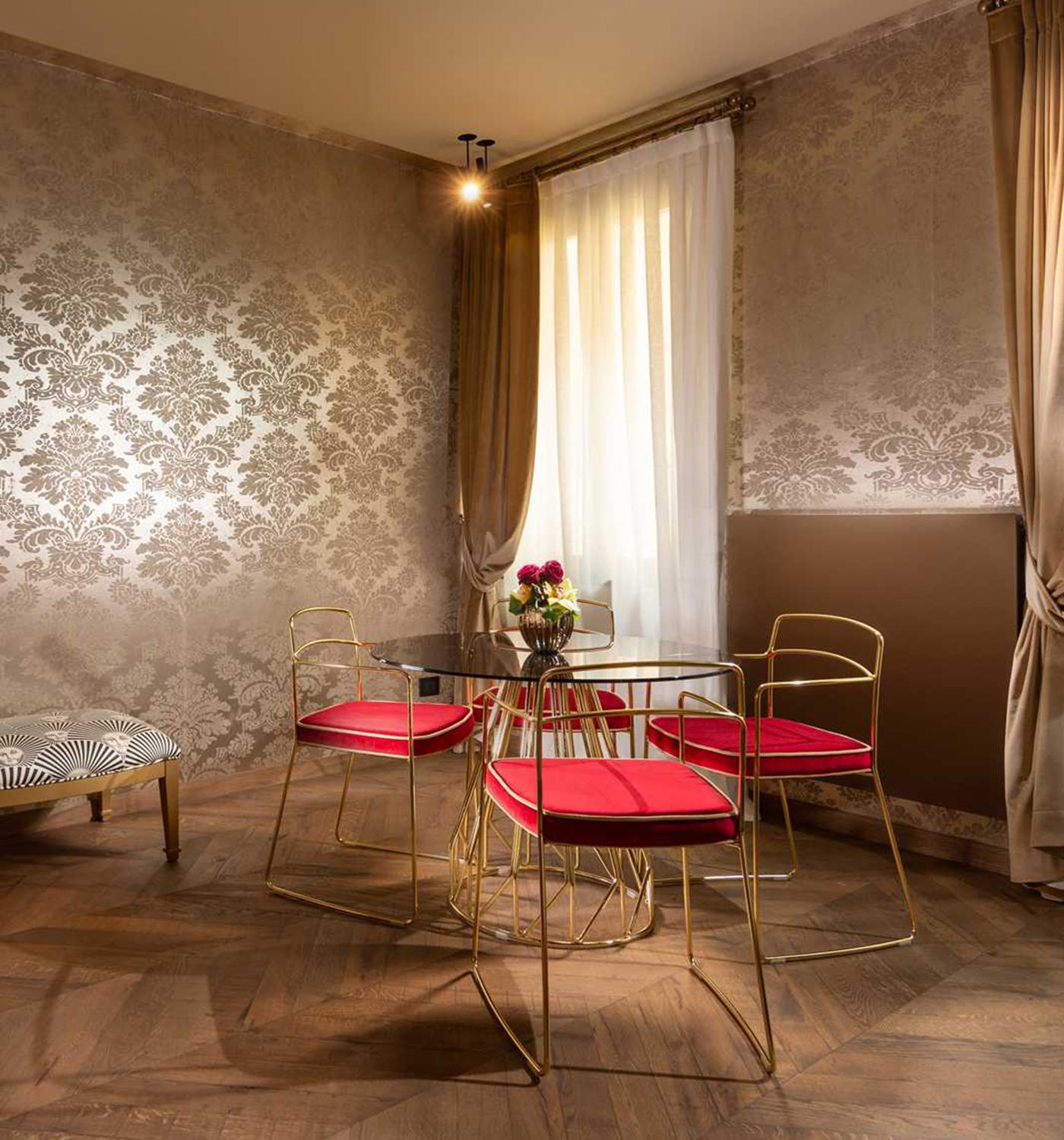XXIe siècle et contemporain Greene & Greene Gold Armchair Made in Italy by enricogirotti edizioni en vente
