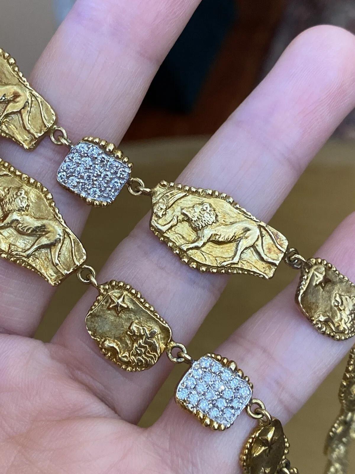 SEIDEN GANG Dreifach-Strang Diamant-Halskette 18k Gelbgold

Die dreifach gestrickte Diamant-Halskette der Seiden Gang zeichnet sich durch Abschnitte mit Pave-Diamanten aus, die sich mit goldenen Stationen abwechseln, auf denen Löwen, Jäger und