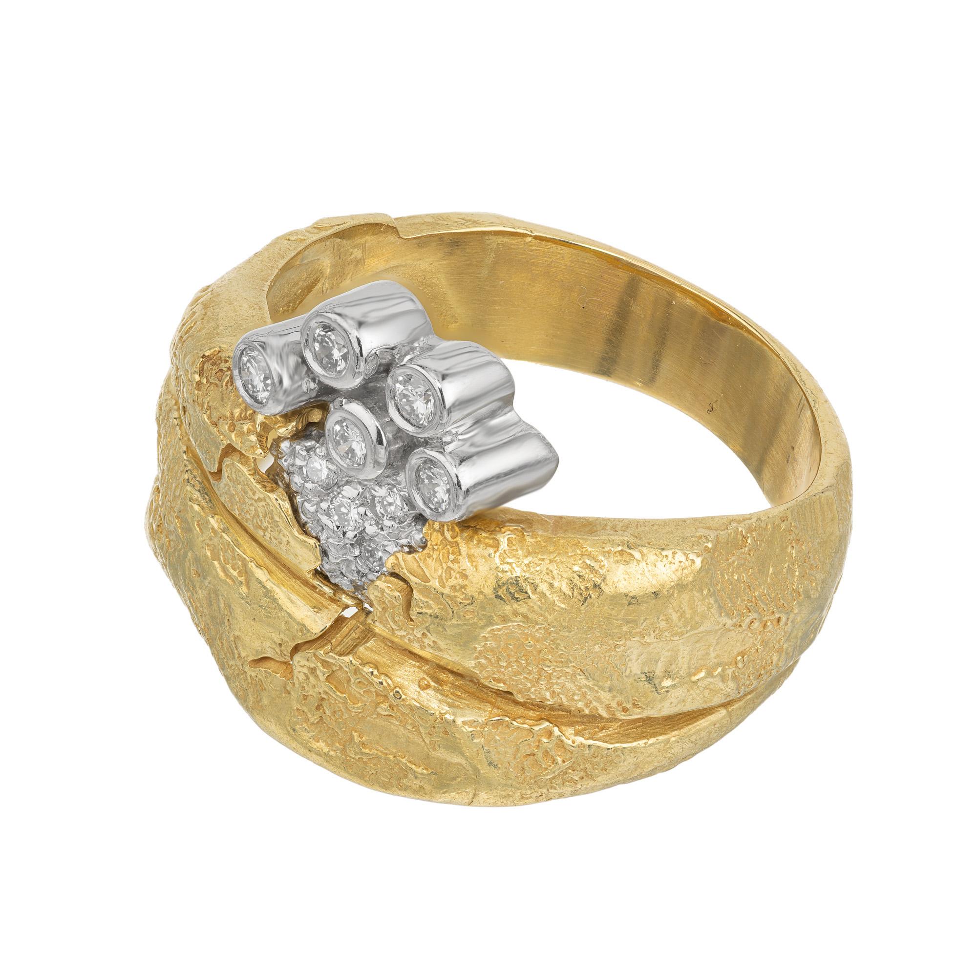La bague de cocktail Odyssey de SeidenGang, or jaune platine et diamant de 0,15 ct, est une déclaration d'élégance et de savoir-faire. Cette bague de cocktail est une éblouissante fusion de sophistication et de design moderne. Monture rustique, mate