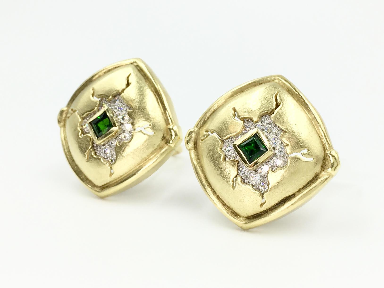 Seidengang 18 Karat and Platinum Diamond and Chrome Tourmaline Button Earrings im Zustand „Hervorragend“ im Angebot in Pikesville, MD