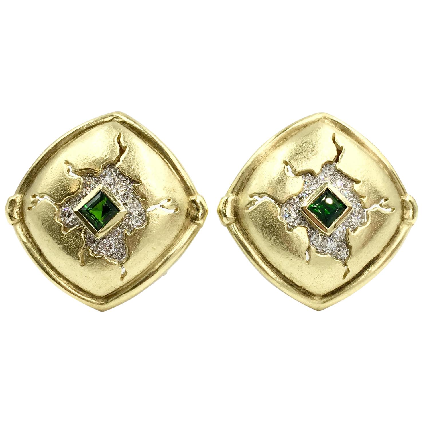 Seidengang 18 Karat and Platinum Diamond and Chrome Tourmaline Button Earrings im Angebot