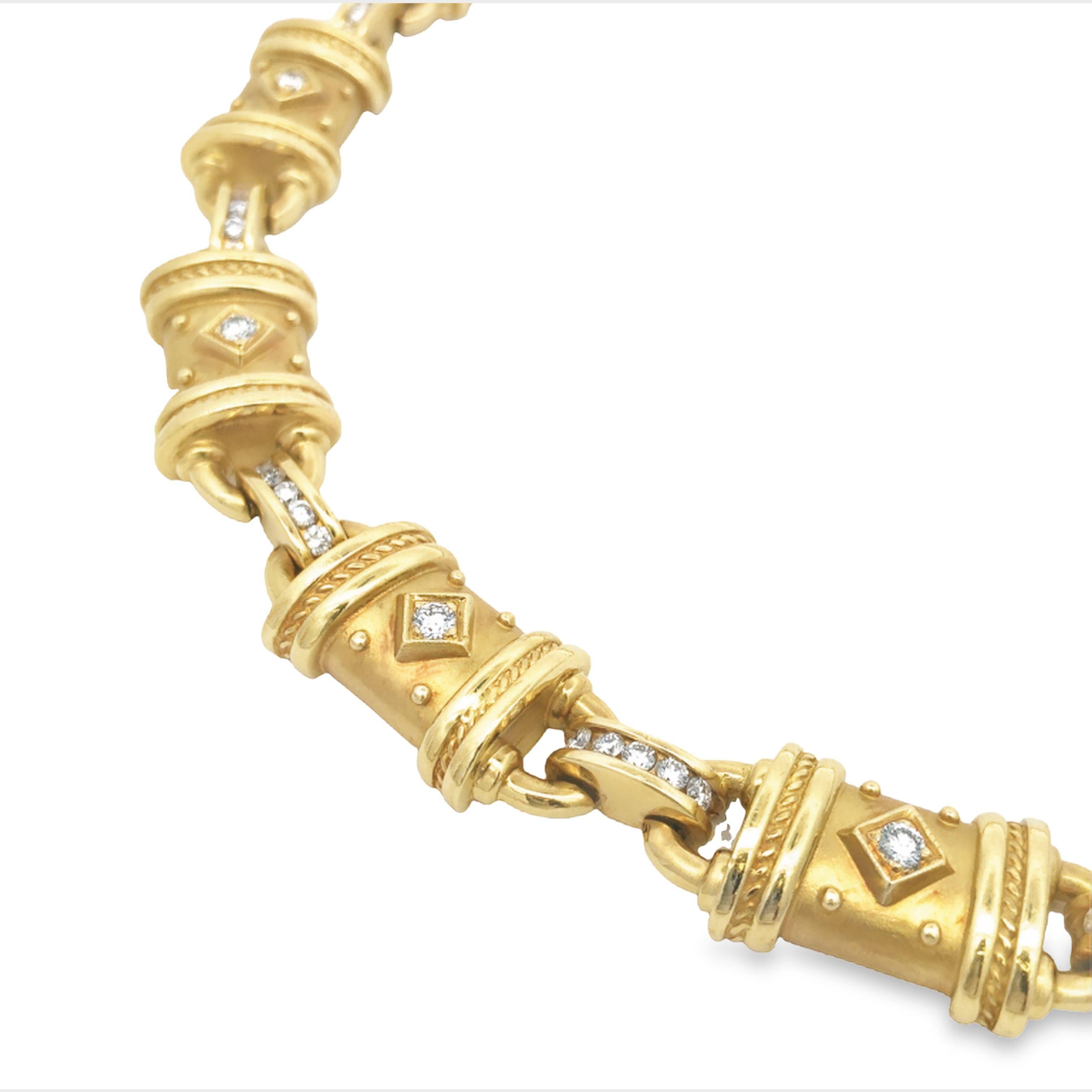 Diese Halskette aus strahlendem 18-karätigem Gold, die die unverwechselbare Essenz des ikonischen Stils von SeidenGang ausstrahlt, ist ein Zeugnis der zeitlosen Anziehungskraft des antiken griechischen und römischen Designs und der Architektur.