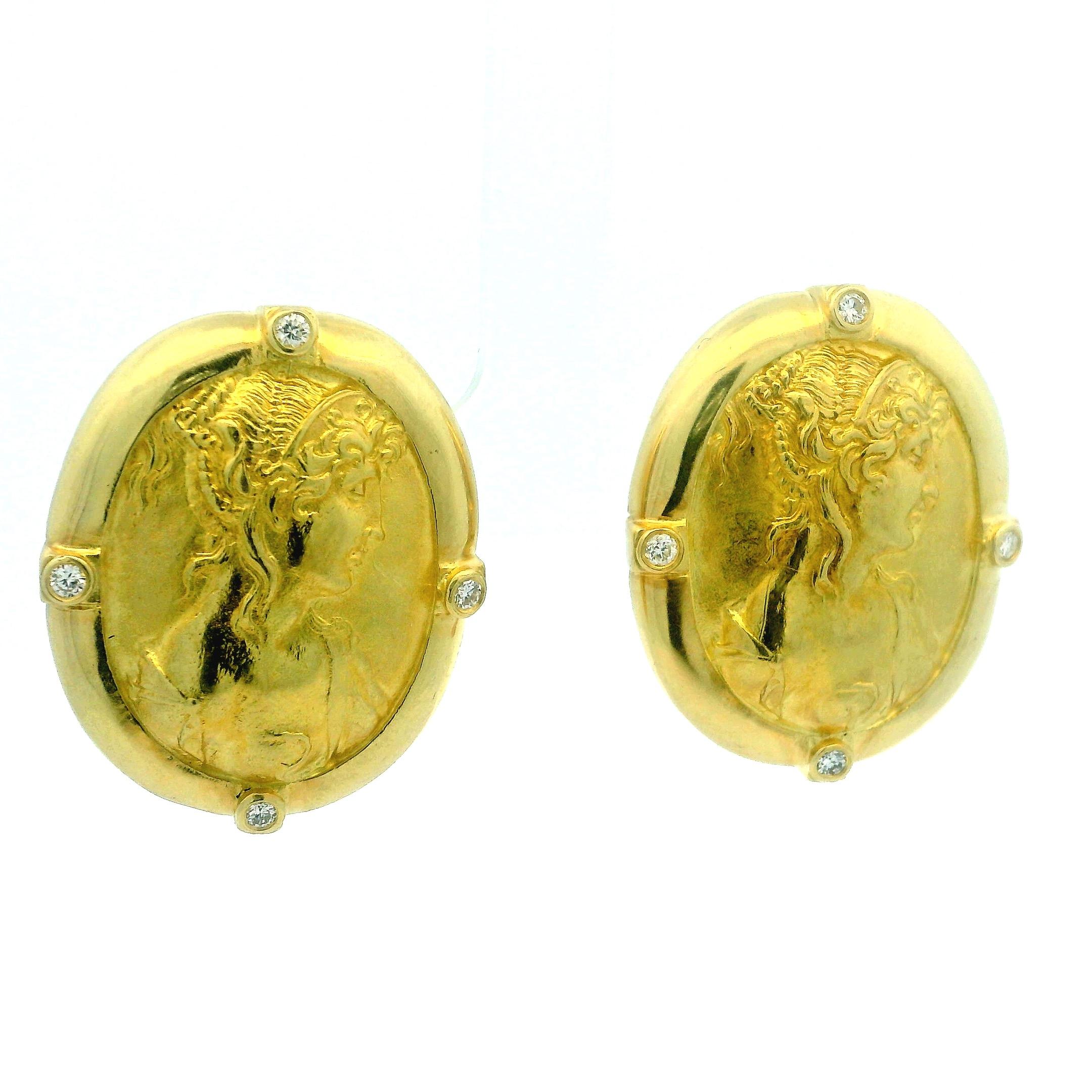 Un bellissimo e sostanzioso paio di orecchini in oro giallo 18K di SeidenGang, con il profilo di Atena, la dea greca della saggezza, della forza e della protezione. Realizzato in rilievo scultoreo all'interno di un medaglione ovale, il ritratto è