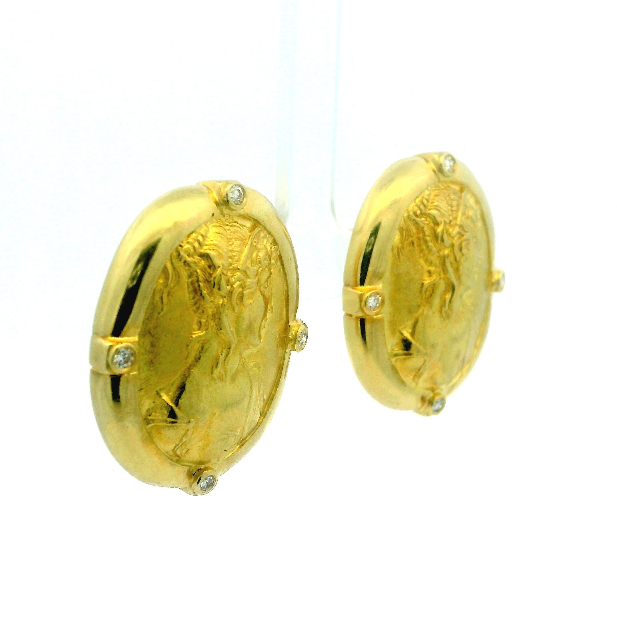 Taglio rotondo SeidenGang Orecchini a Medaglione Athena Roman Revival 18K con Diamanti in vendita