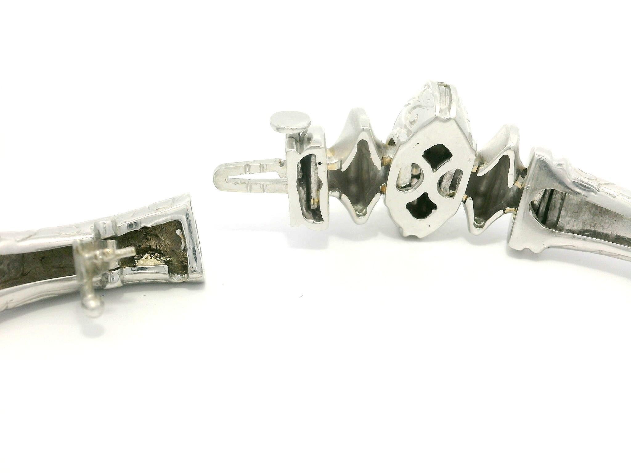 --Pierre(s) :...
(40) Diamants naturels authentiques - taille ronde et brillante - sertis en chaîne - couleur F/G - pureté VS1/VS2 - 0,60ctw (approx.)

MATERIAL : Or blanc massif 18k
Poids : 41,41 grammes
Longueur : S'adapte confortablement à un