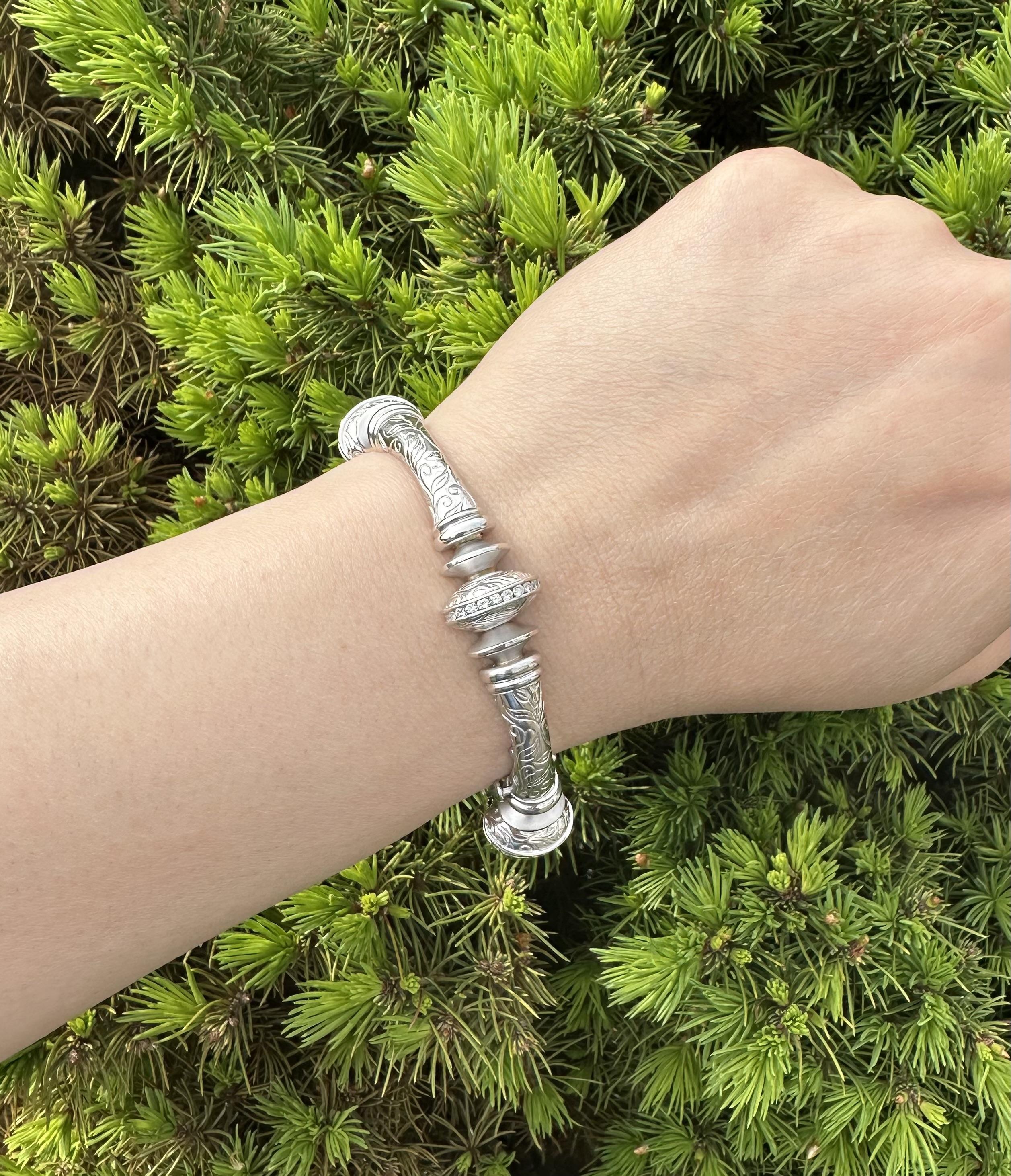 Taille brillant SeidenGang Or blanc 18k 0.60ctw Diamant gravé Dual Finish Link en vente