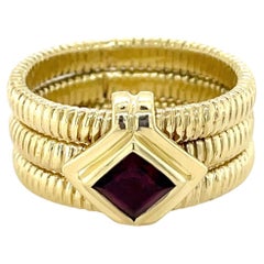 SeidenGang, Dreifach- Spiralring aus 18 Karat Gelbgold und Granat