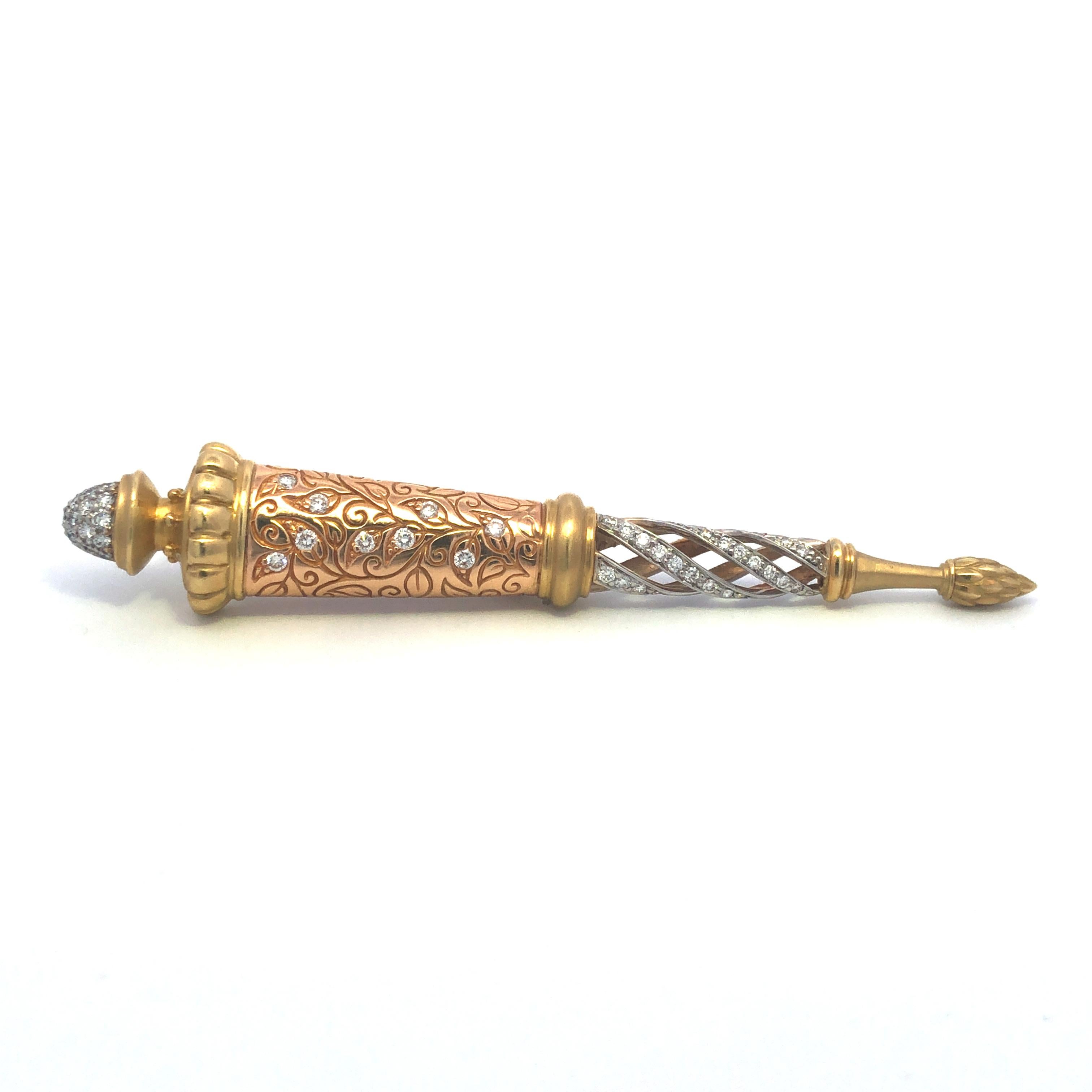 Cette exquise broche SeidenGang est méticuleusement réalisée en or jaune, rose et blanc 18 carats. Cette superbe pièce de la collection 